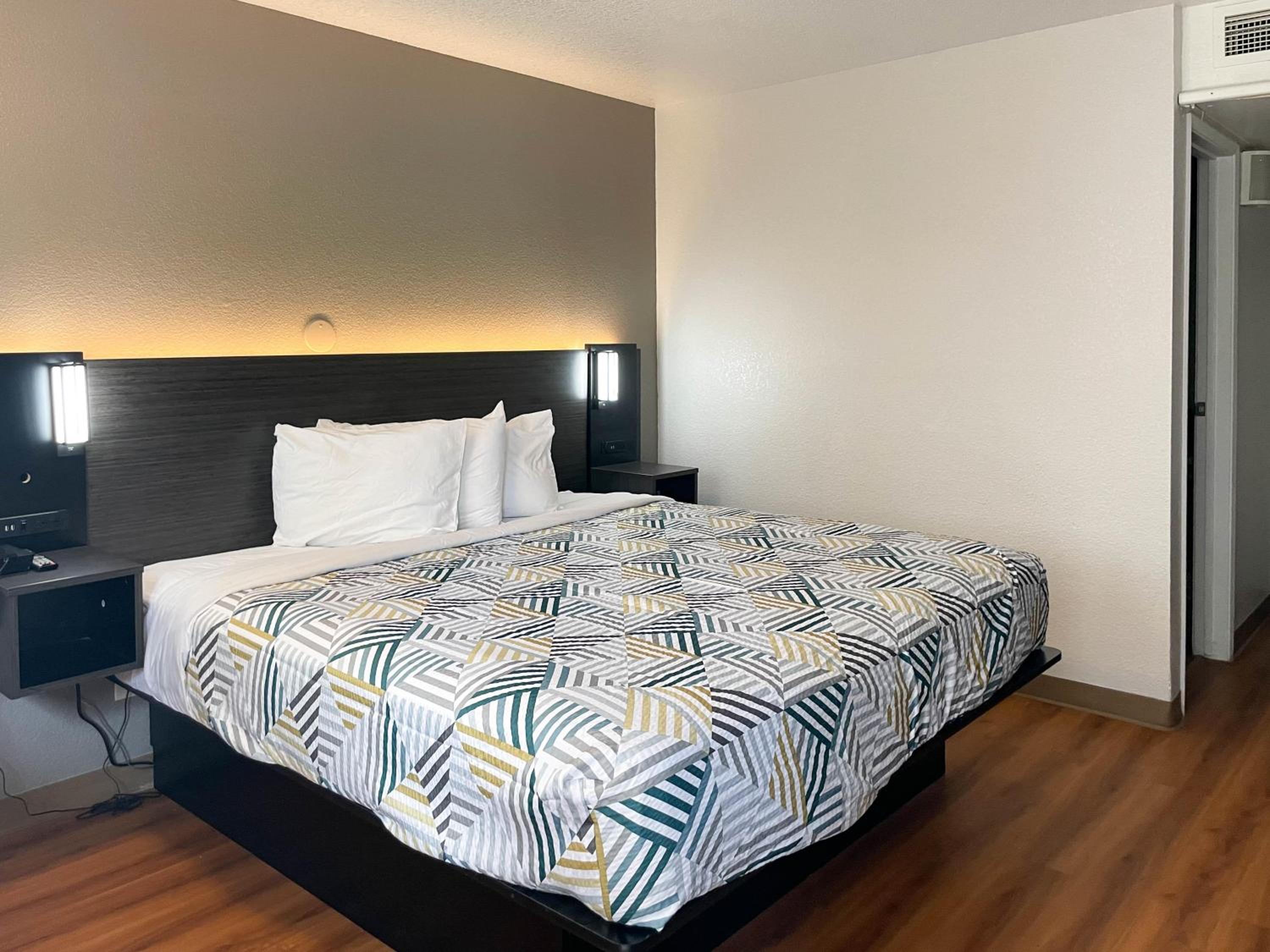 2 Full - 1 King Bed | Suite, Nsmk, Kitchen photo 1