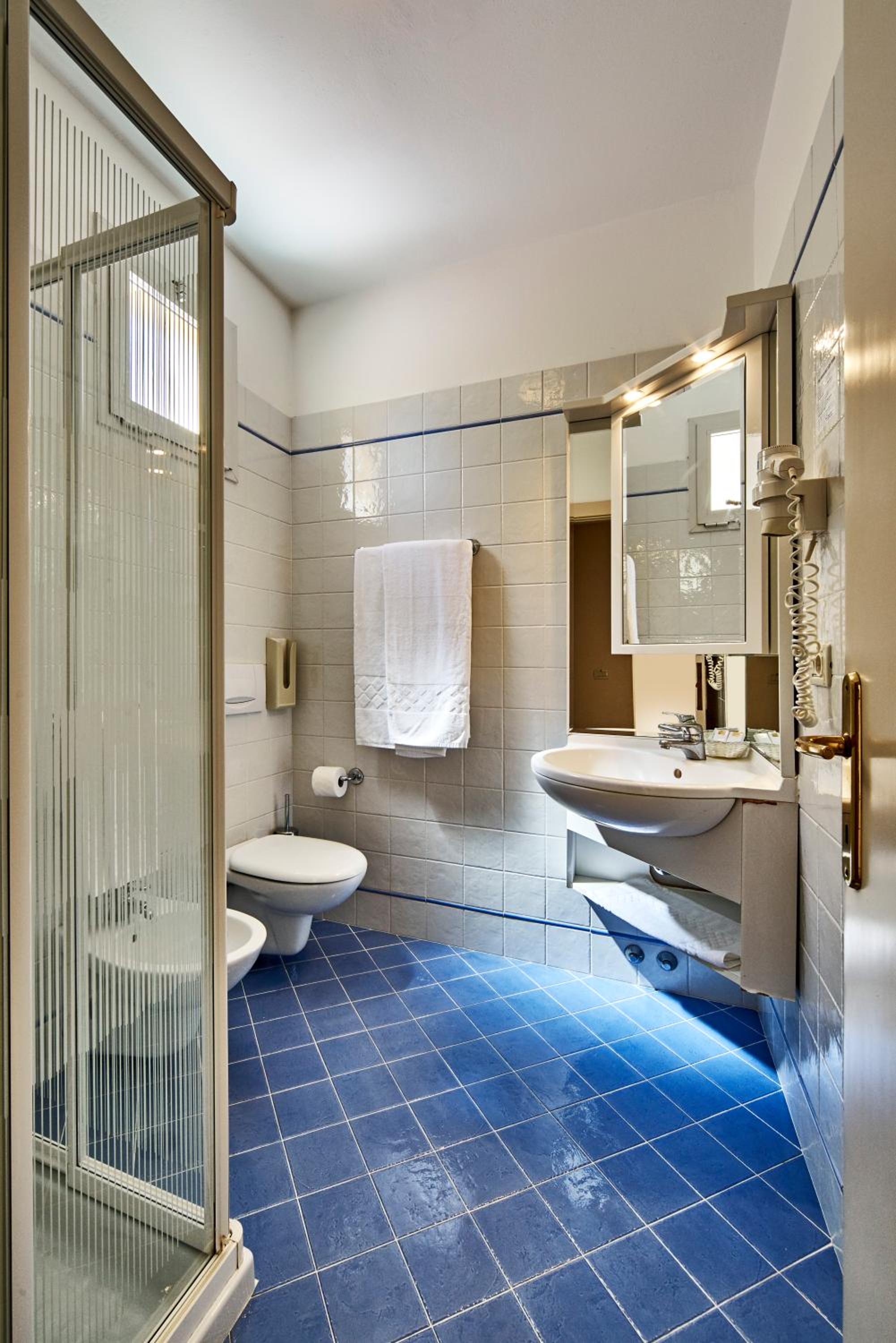 Double Room with Balcony - Photo 3