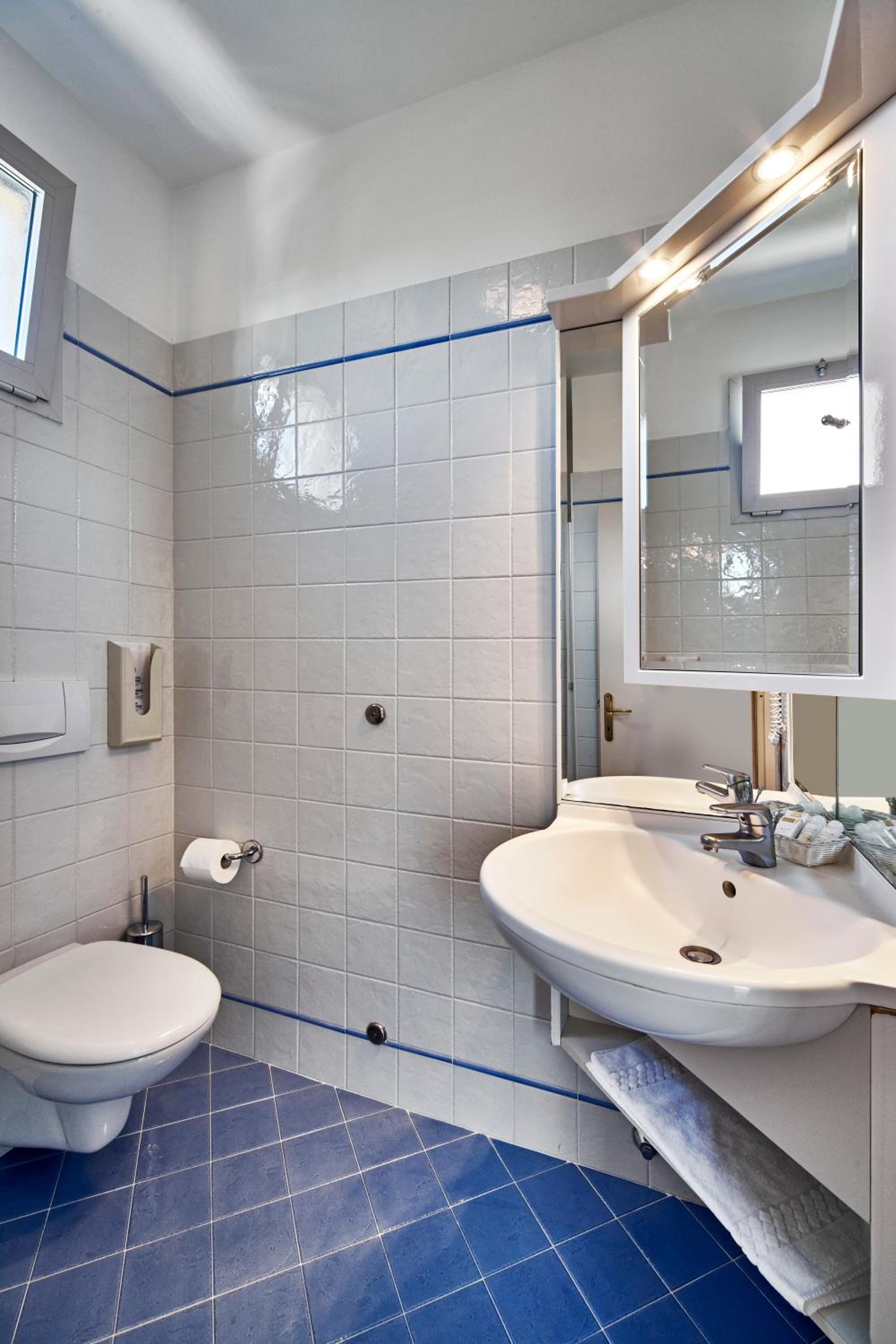 Triple Room with Balcony - Photo 6