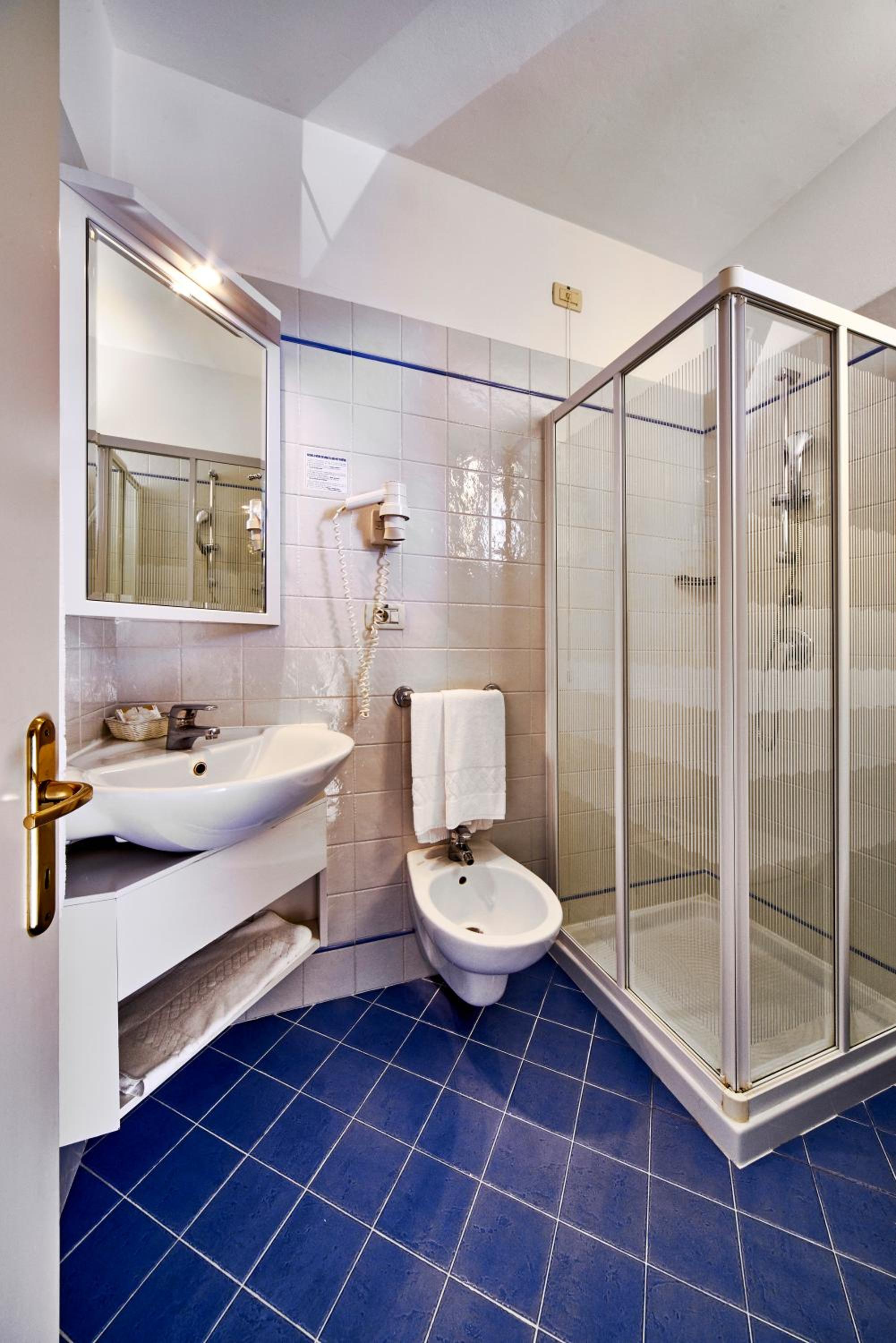 Double Room with Balcony - Photo 8