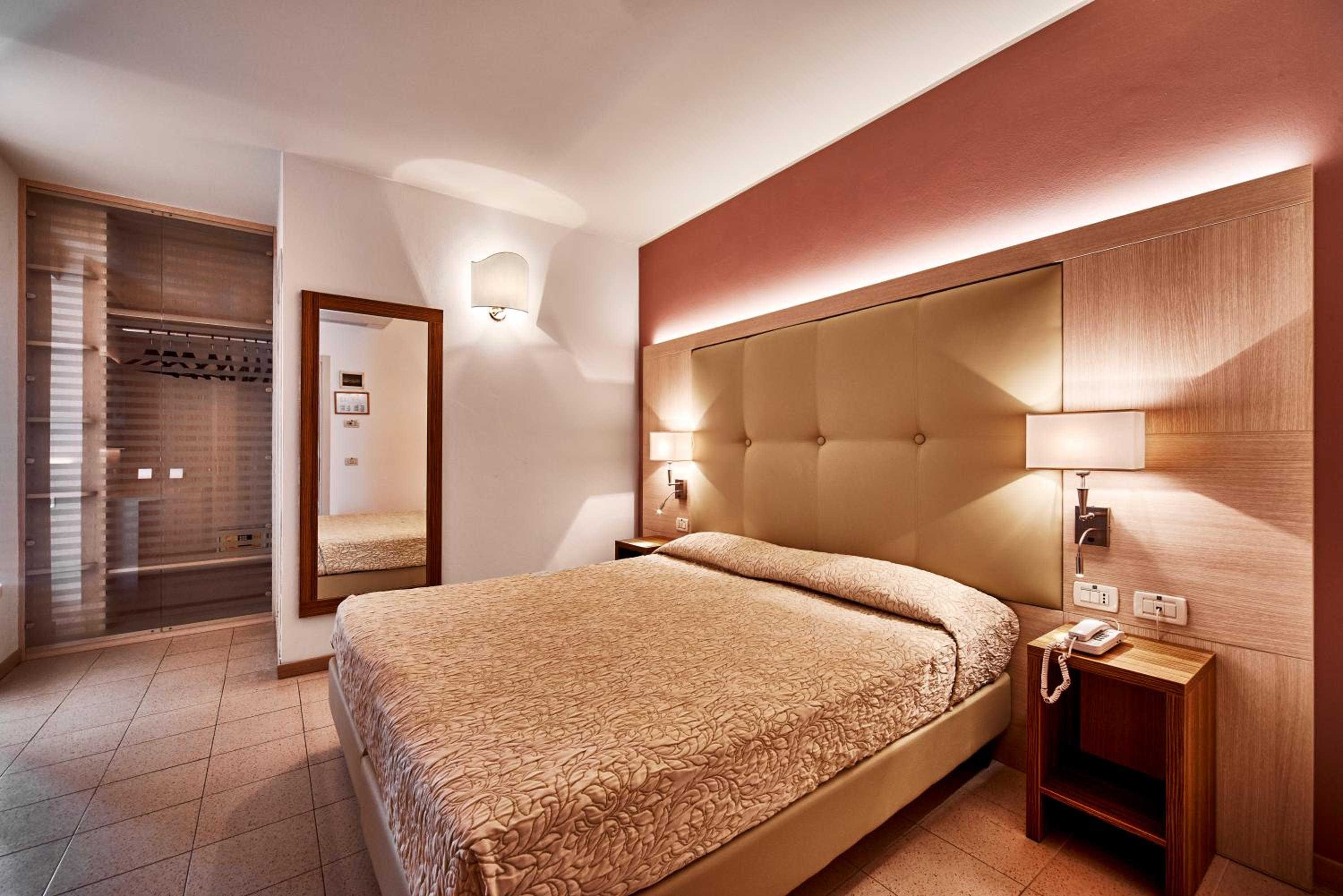 Double Room with Balcony - Photo 5