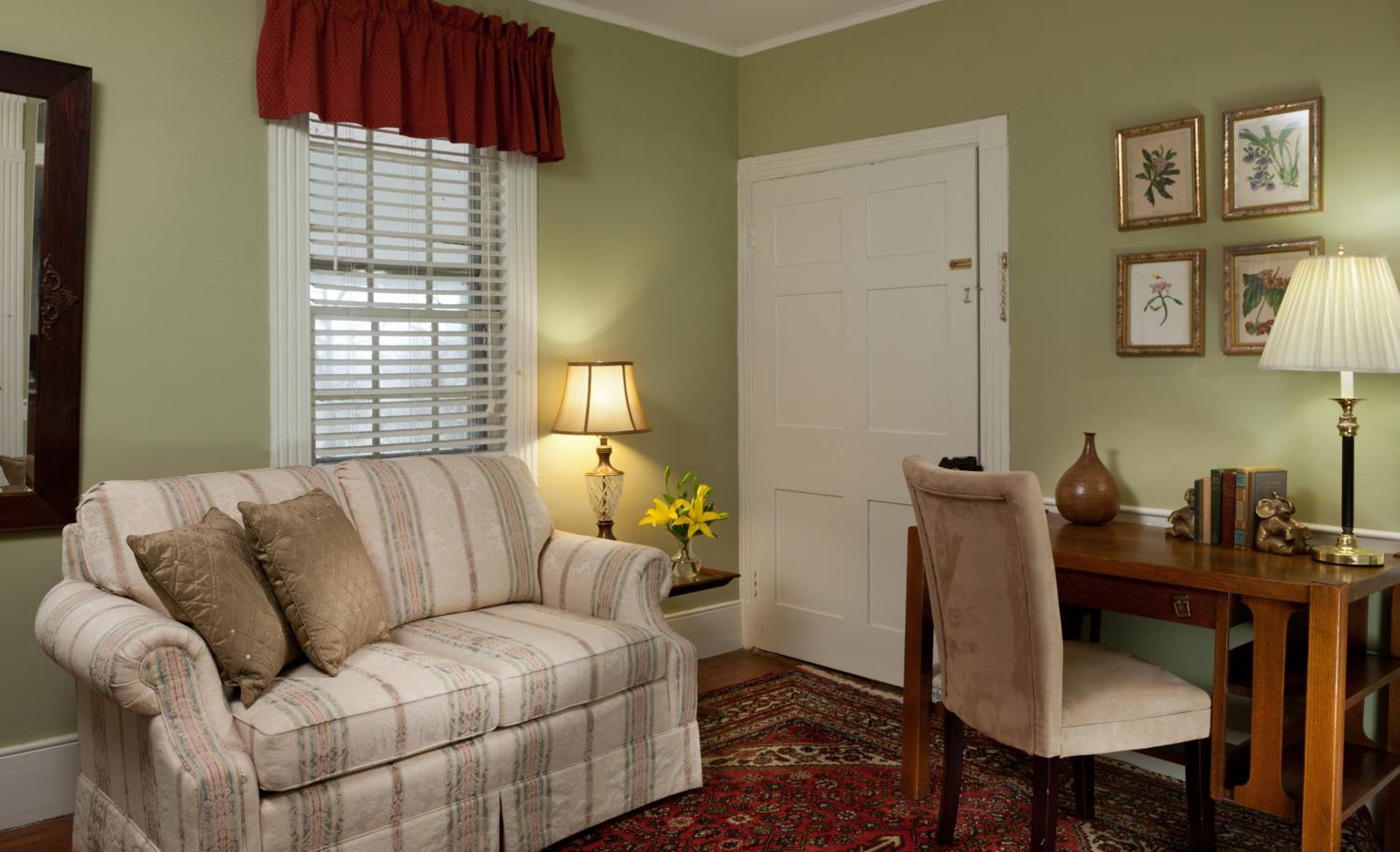 Deluxe Queen Suite
