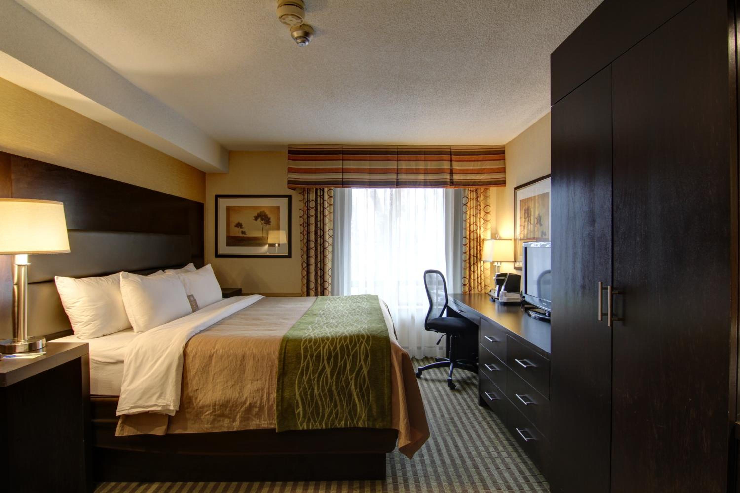 Standard King Room - Non-Smoking  - Photo 4