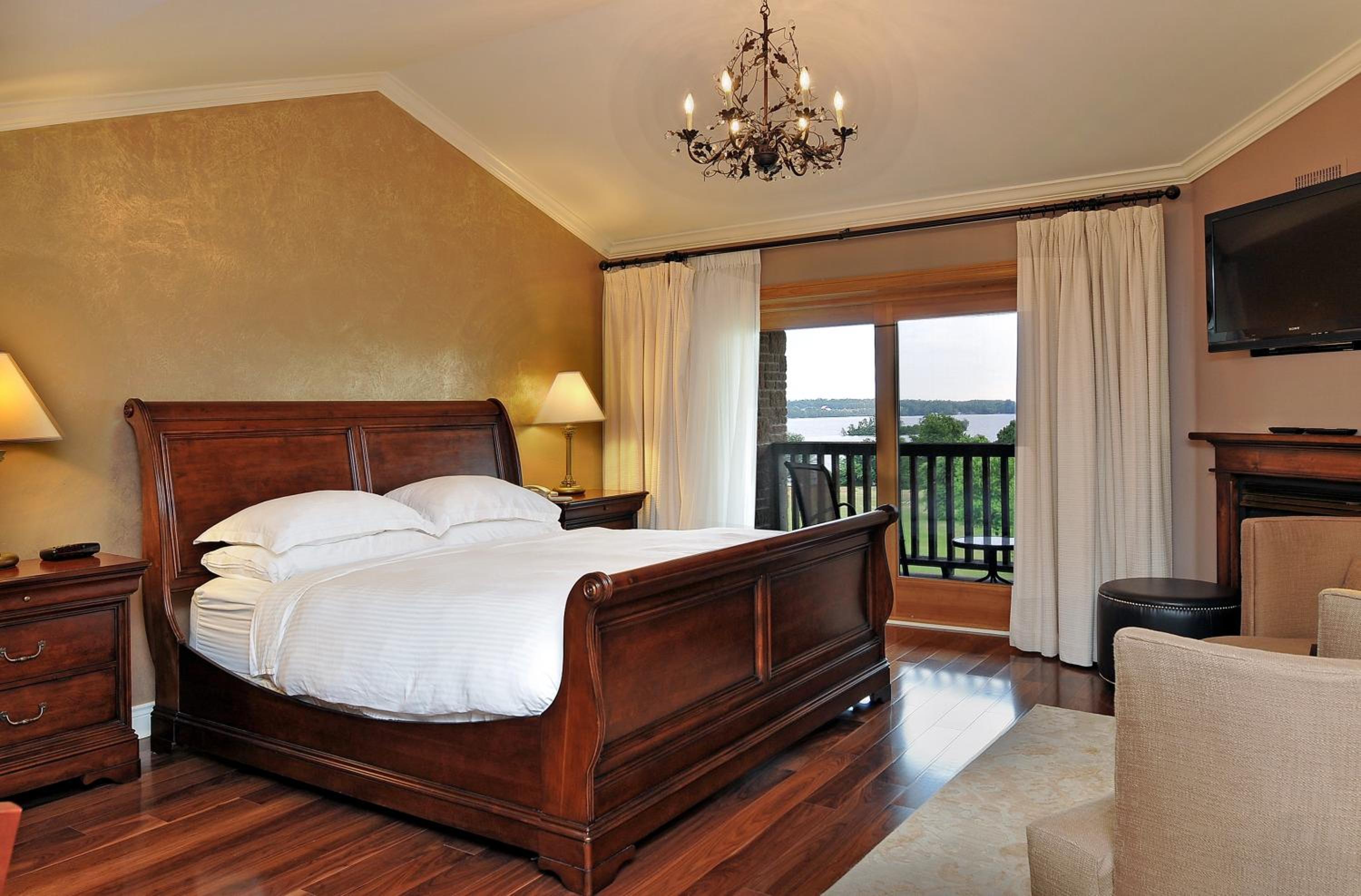 Superior King Room with Lake View photo 1