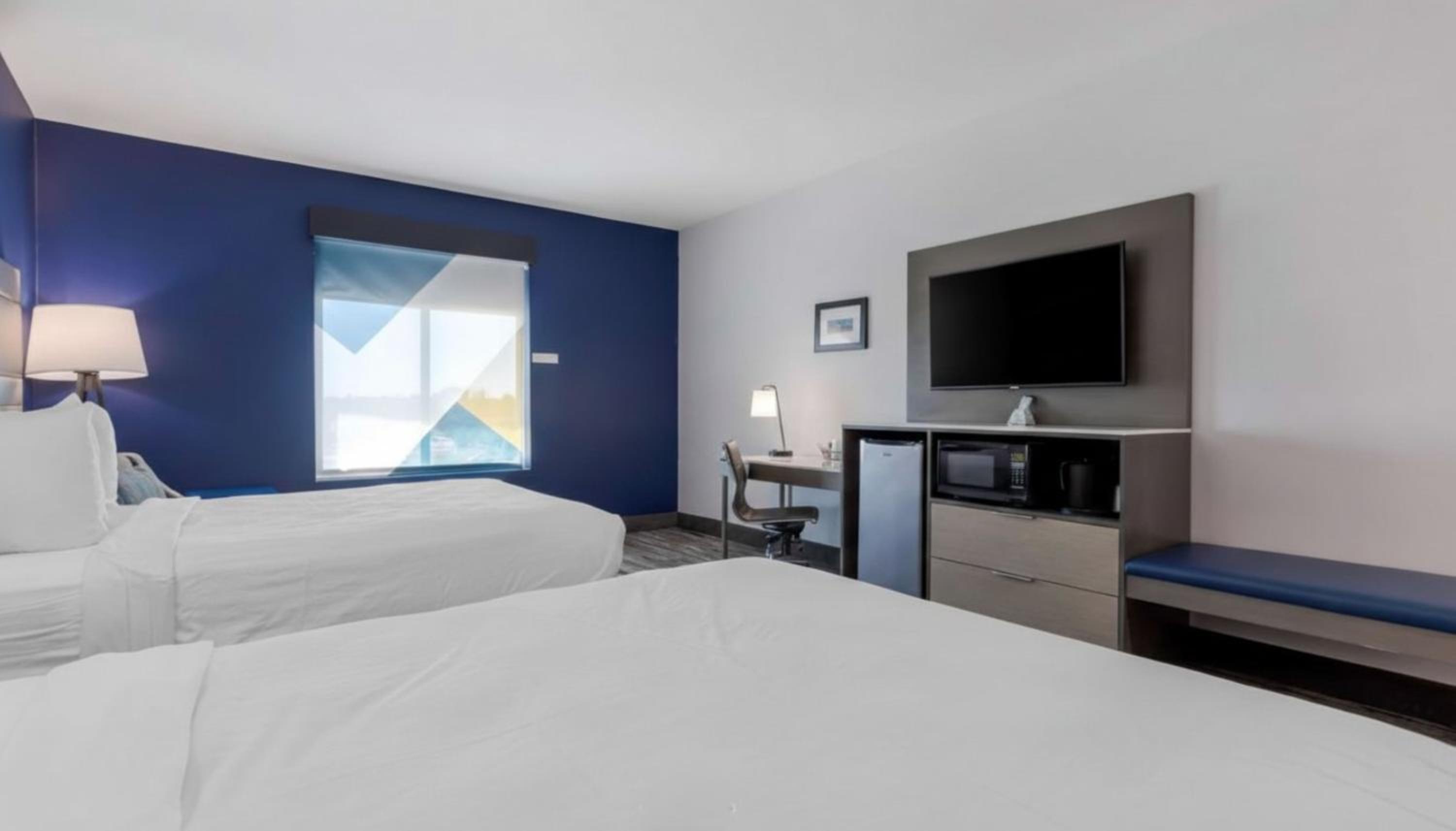Standard Queen Room with Two Queen Beds and Mobility Accessible Tub