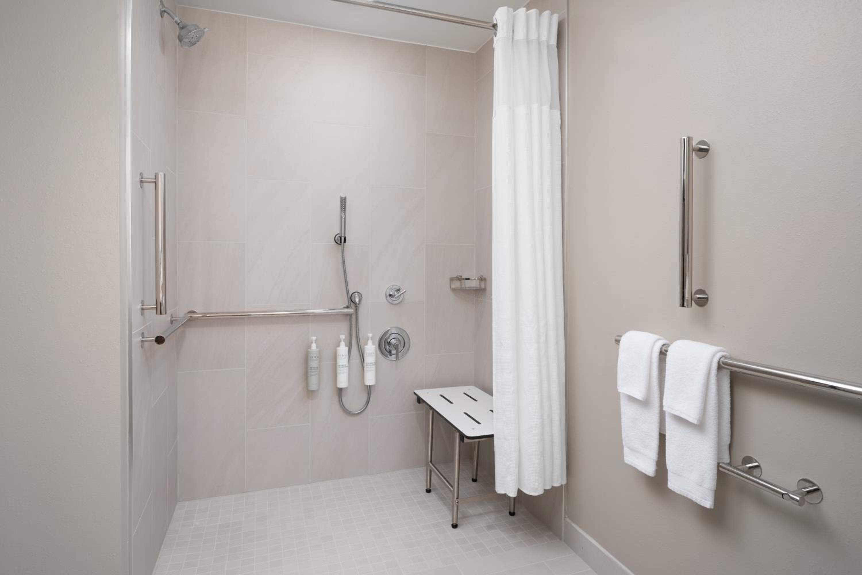 Two-Room Suite with One King Bed and Shower Only - Non-Smoking - Photo 3