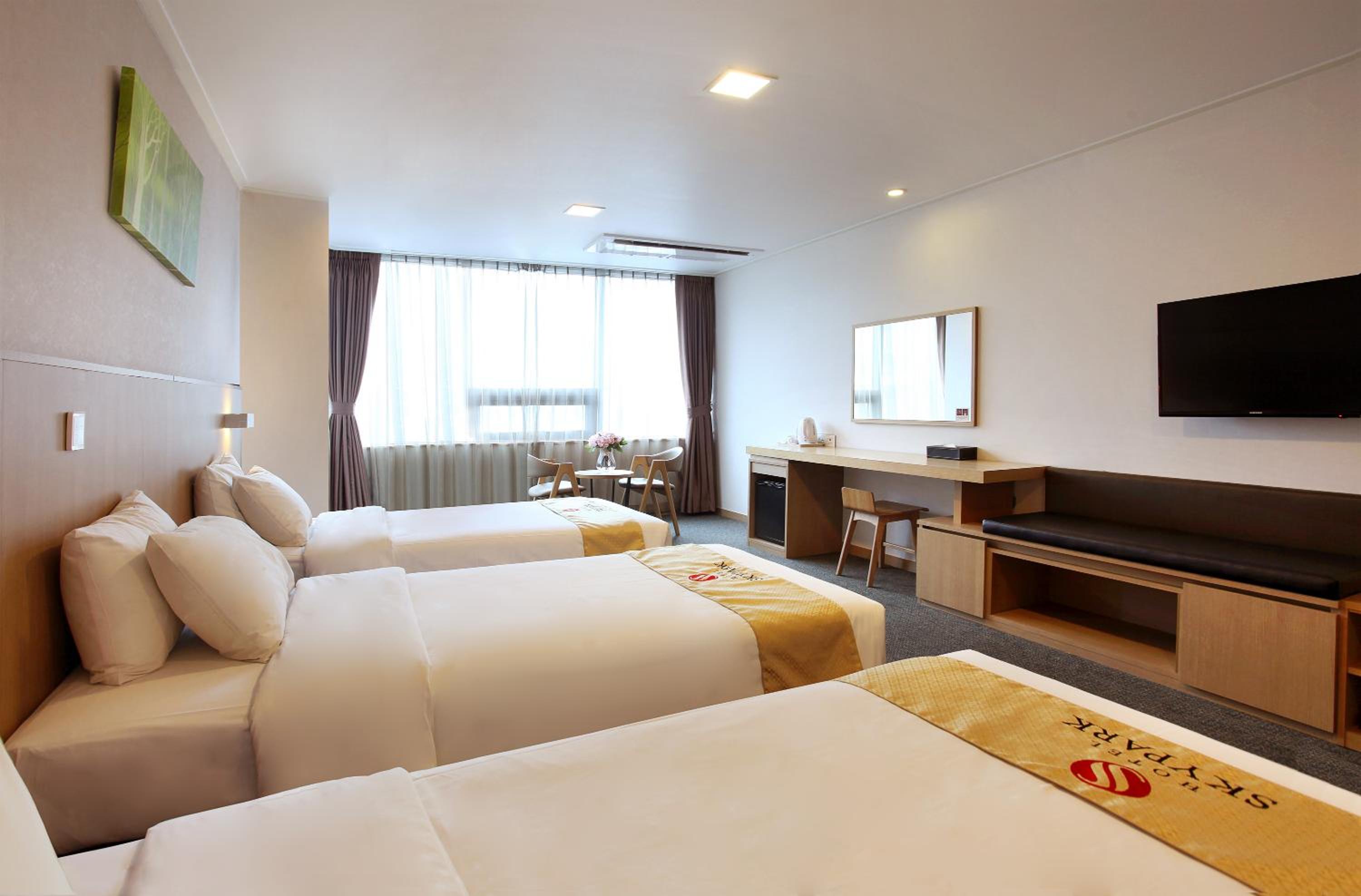 [Halla PKG] Standard Triple with free shuttle service + snack & early/late check in/out  photo 1