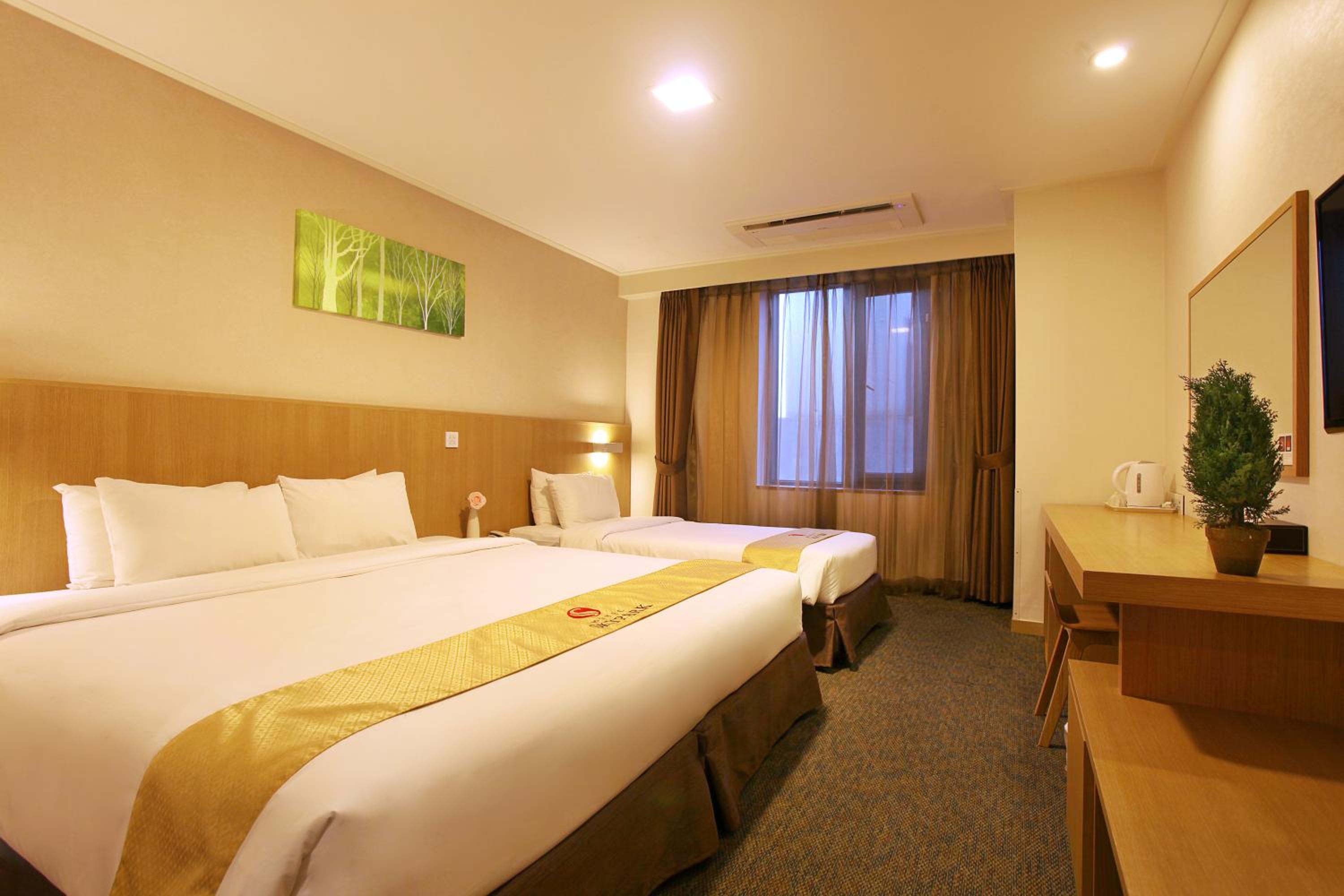 [Jeju Beer PKG] Deluxe Twin Room + 1 can of beer + 2 Gamgyul Chips + Late Check out 1 hour