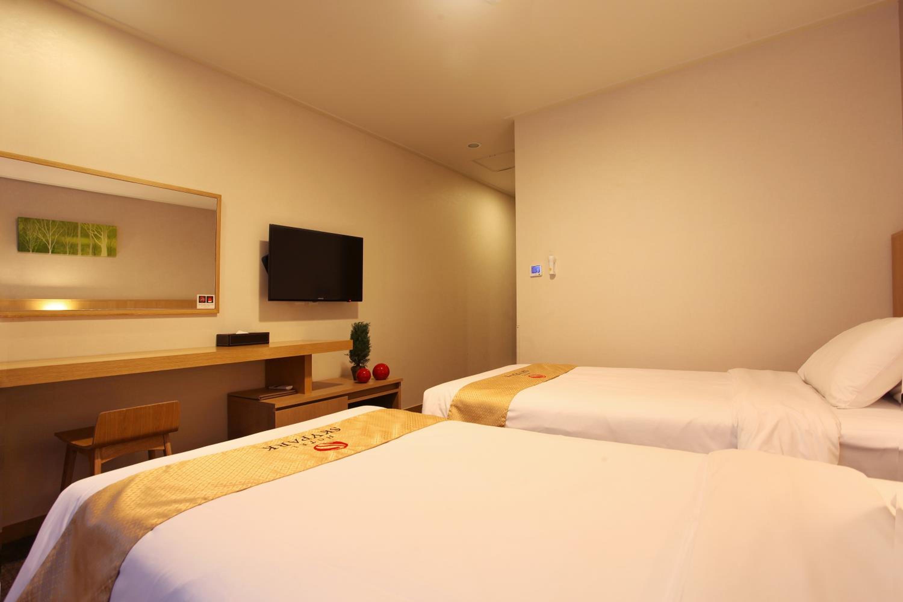 [Halla PKG] Standard Twin with free shuttle service + snack & early/late check in/out  photo 1