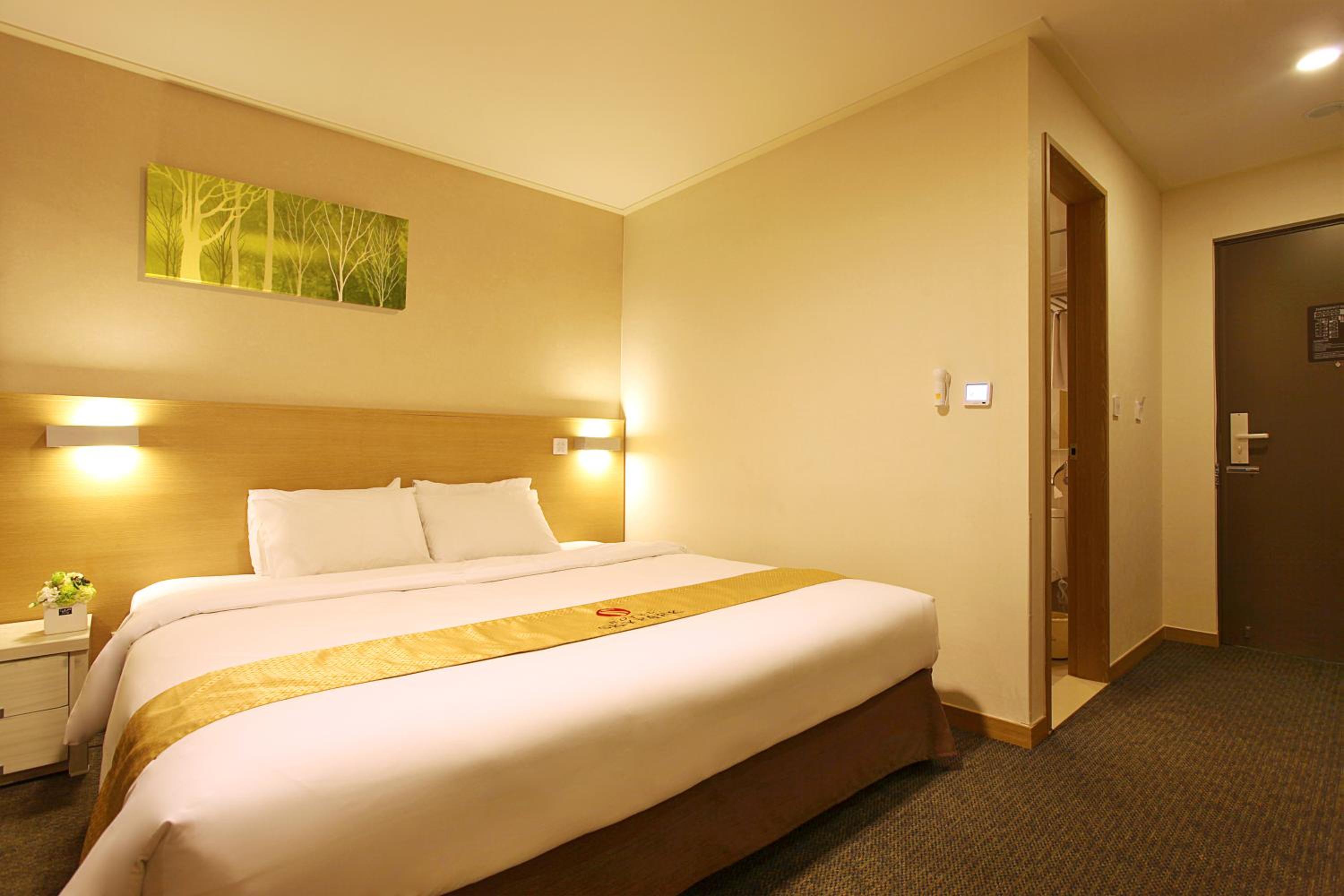 [Halla PKG] Standard Double with free shuttle service + snack & early/late check in/out  photo 1