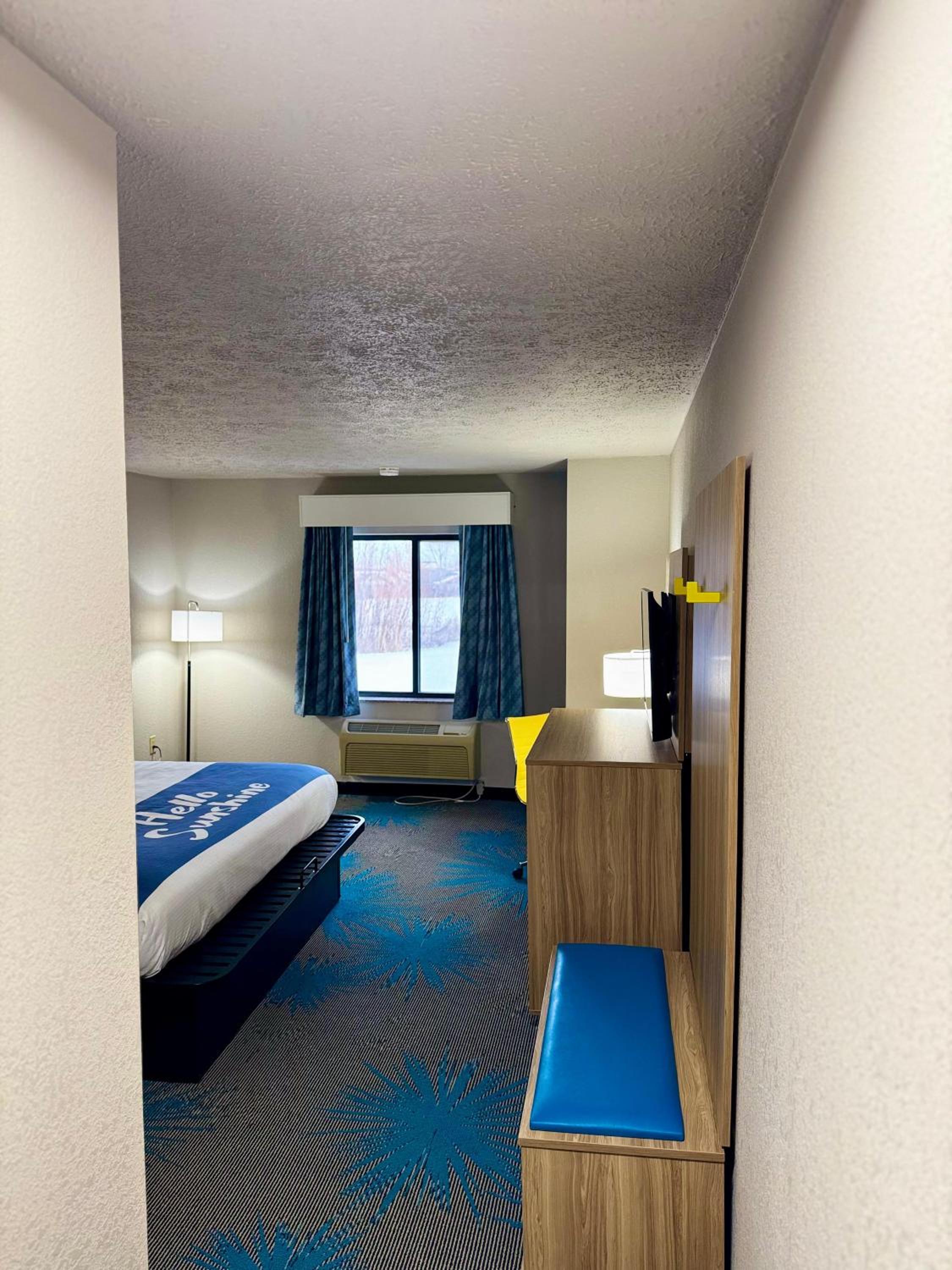 King Room - Non-Smoking - Photo 4