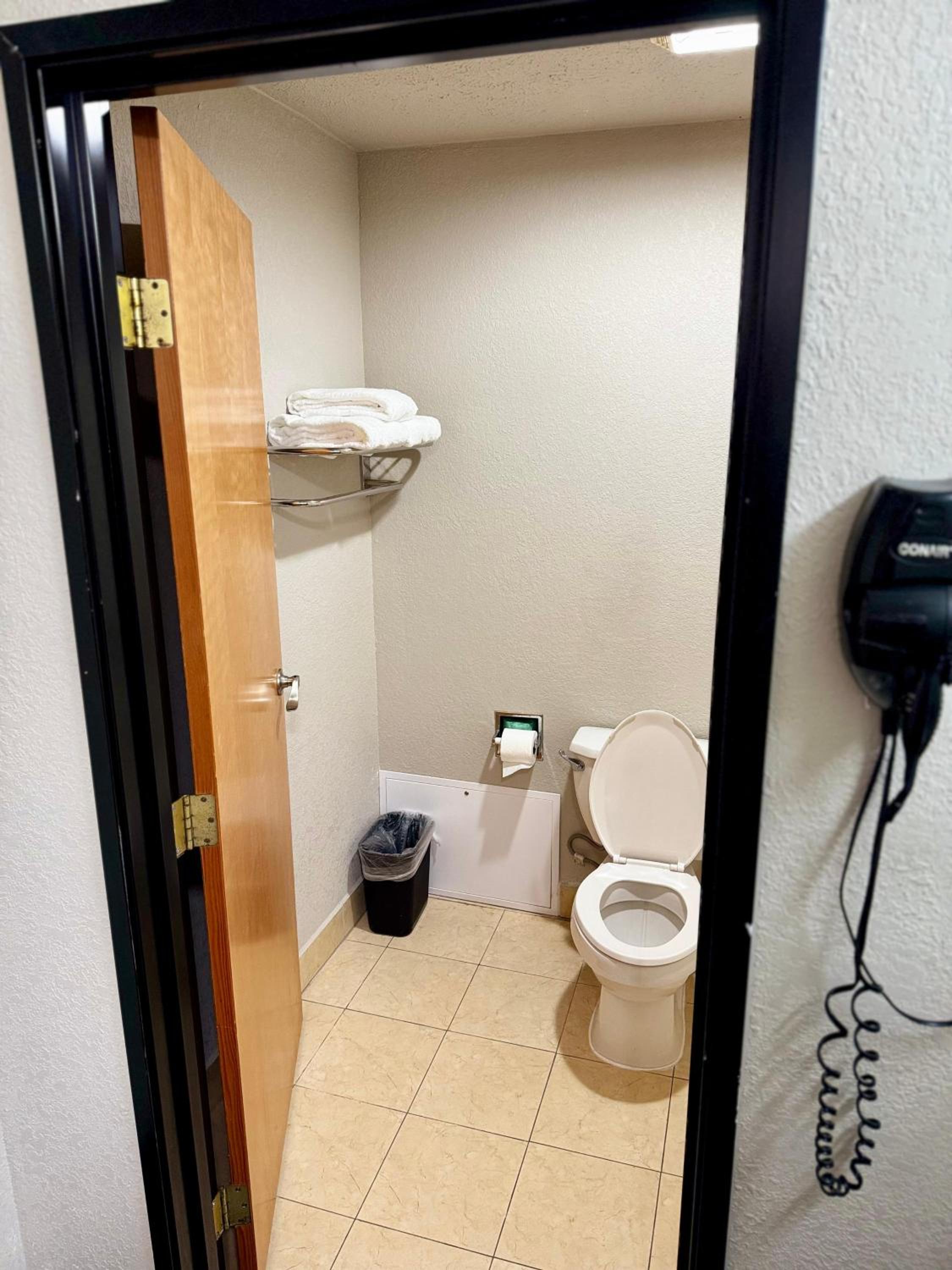 King Room - Non-Smoking - Photo 6