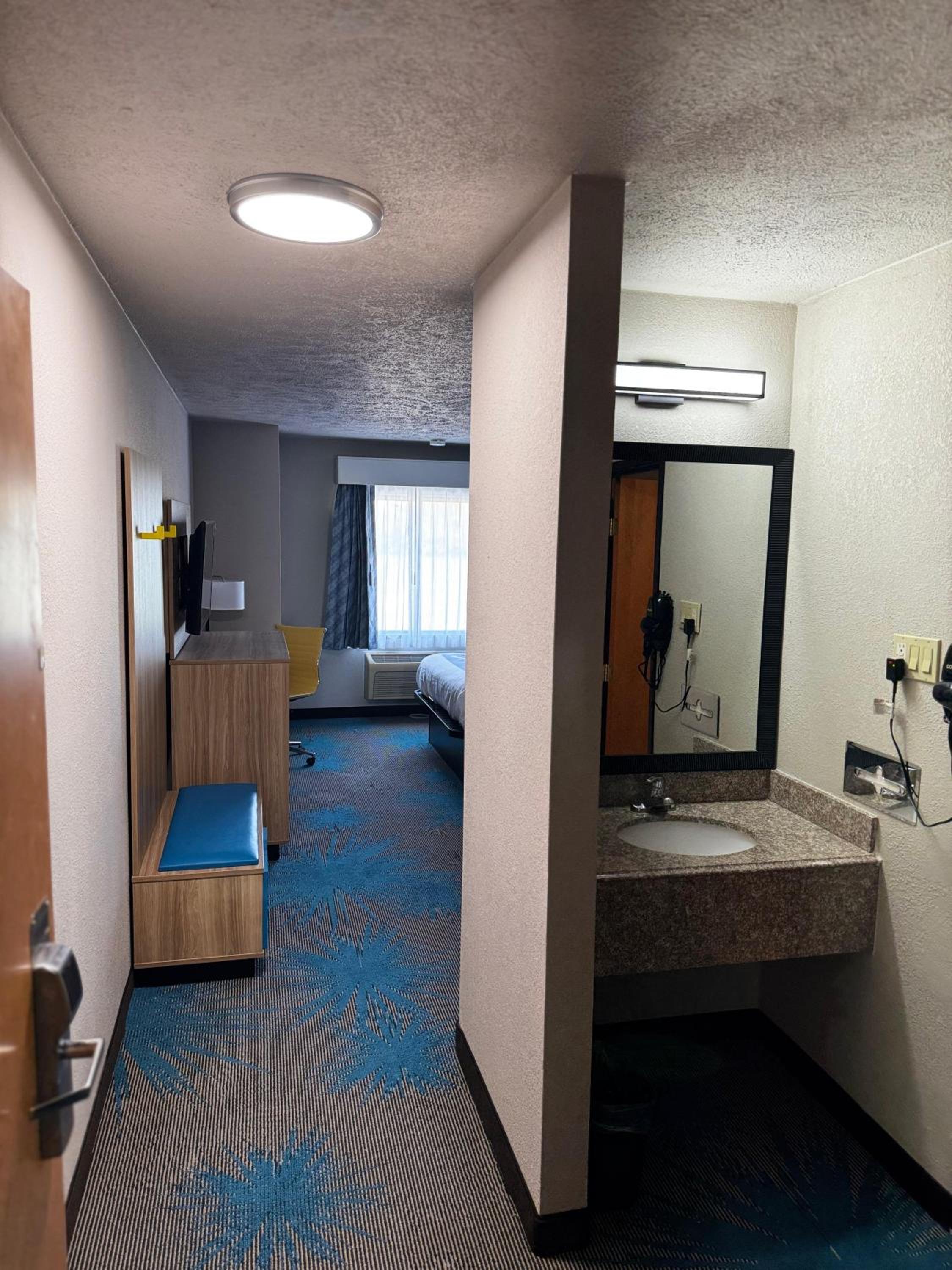 King Room - Non-Smoking - Photo 5
