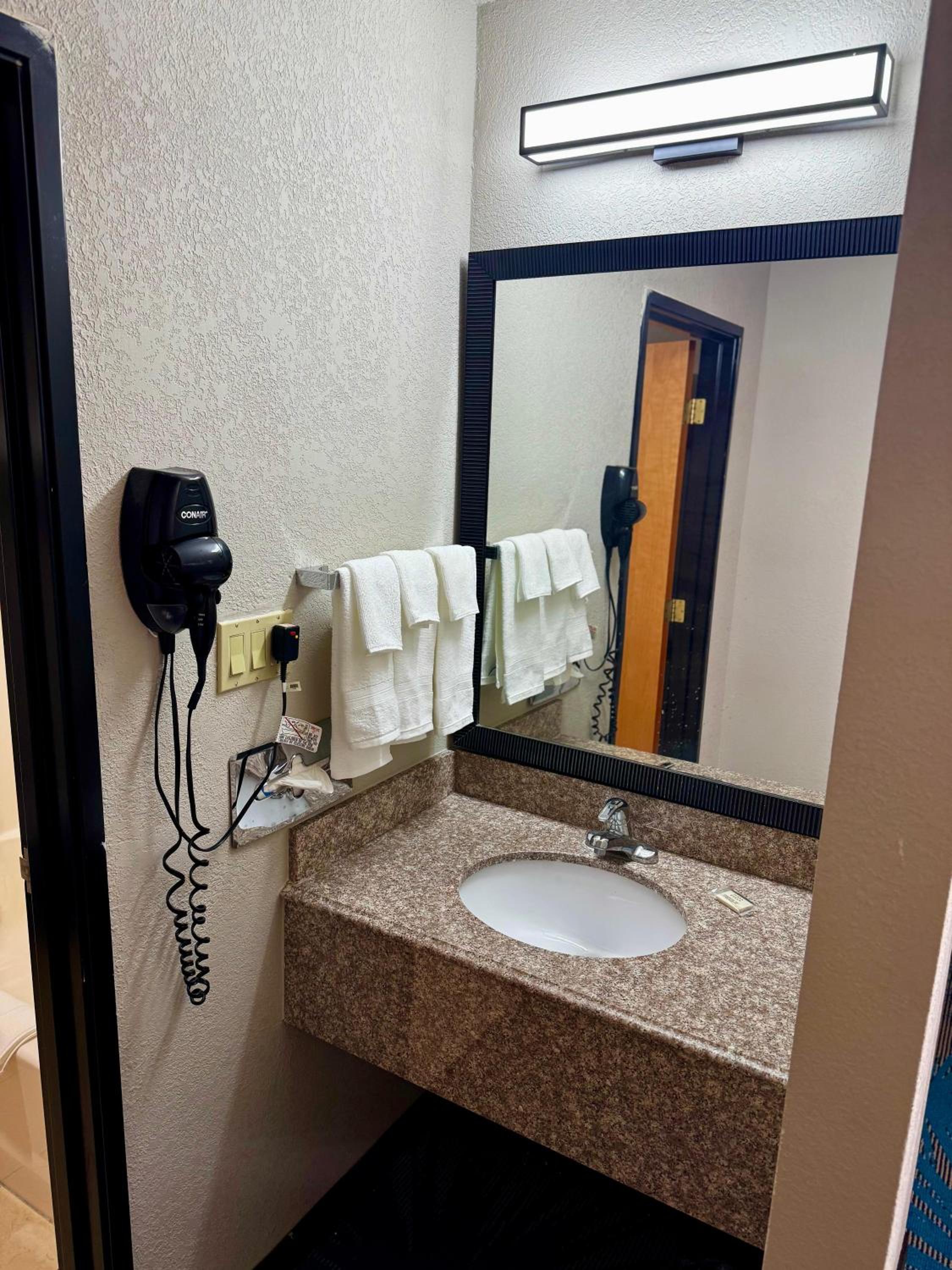 King Room - Non-Smoking - Photo 2