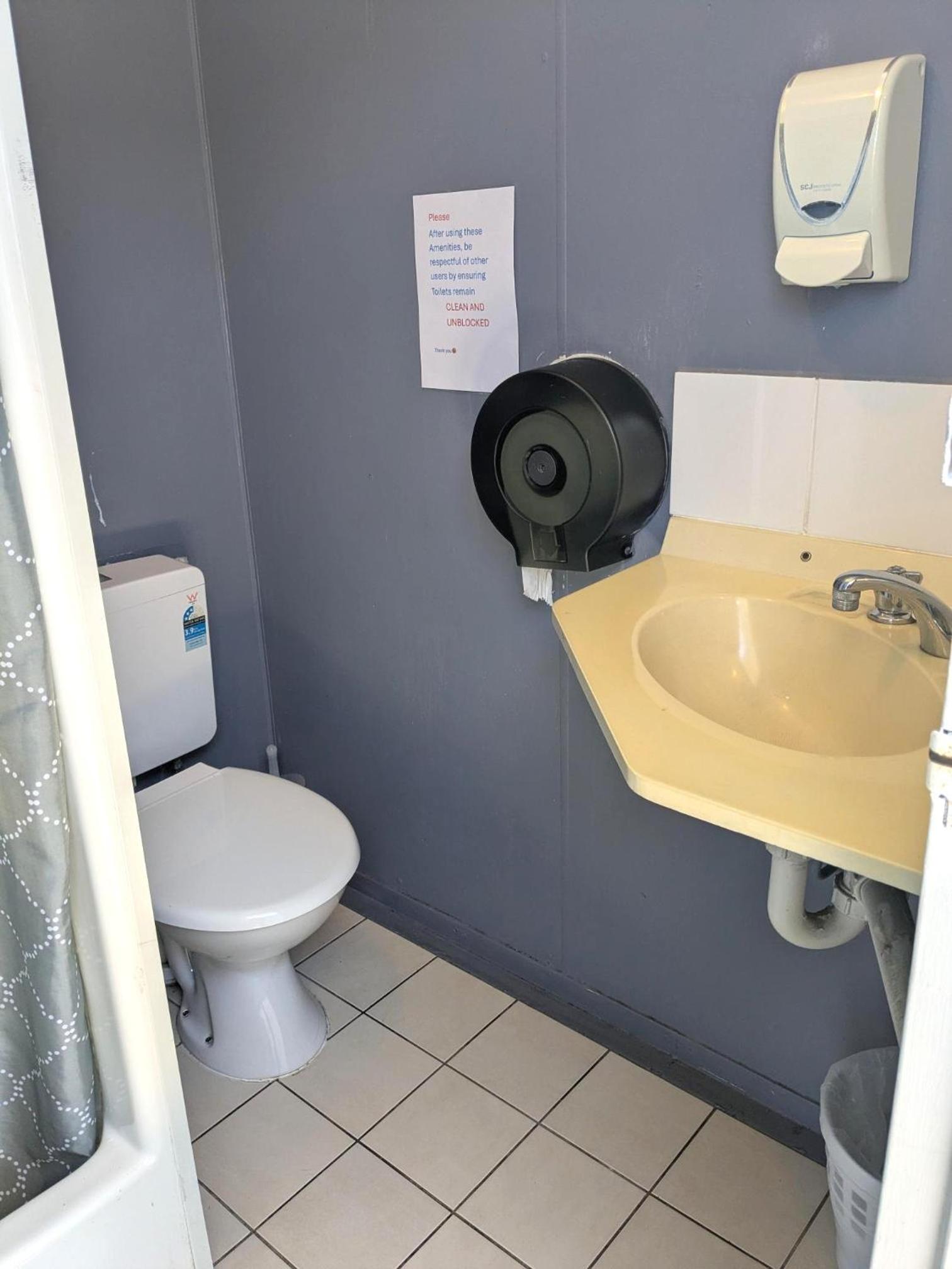 Economy Motel Room - External Ensuite photo 2