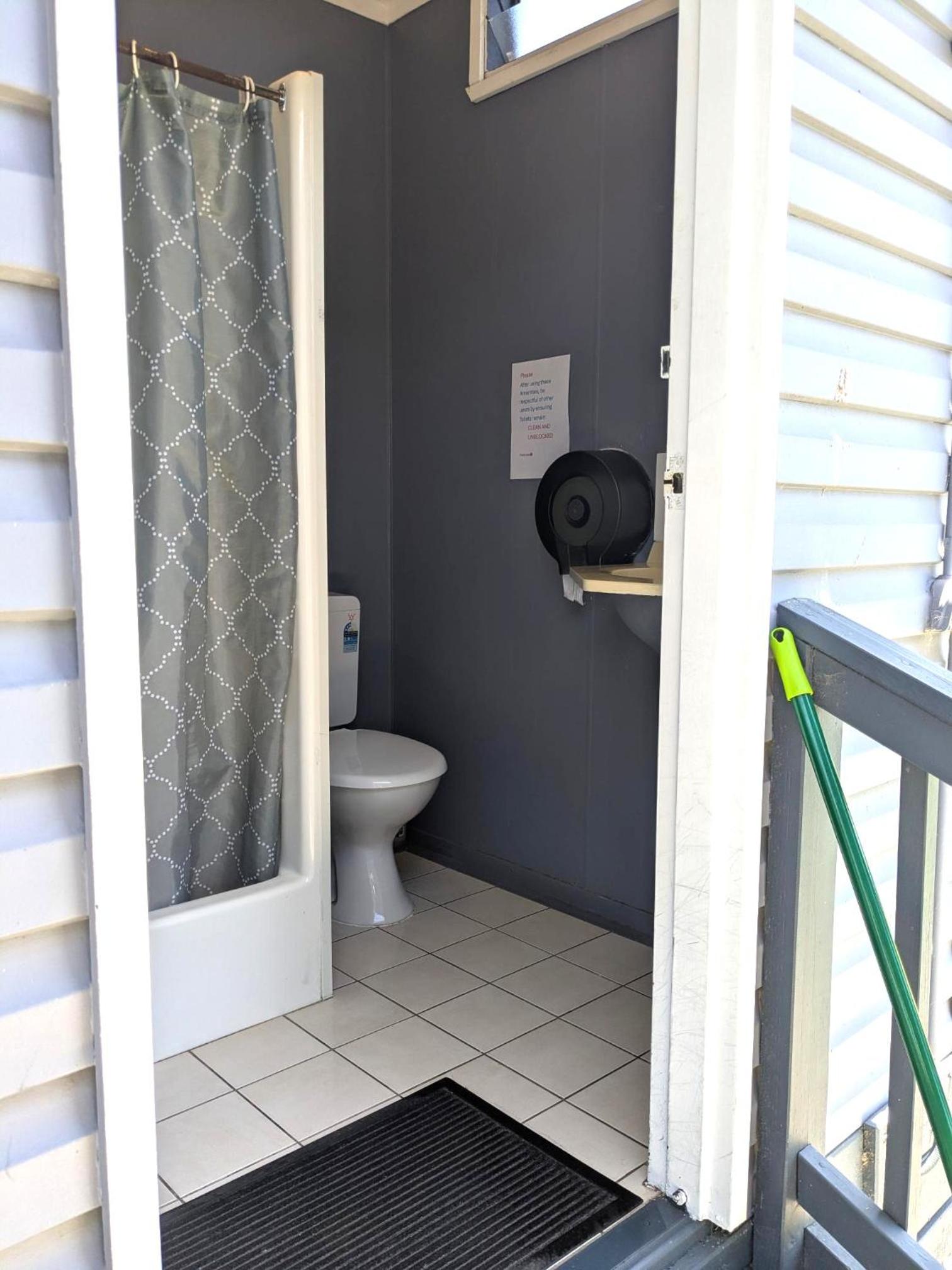 Economy Motel Room - External Ensuite photo 3