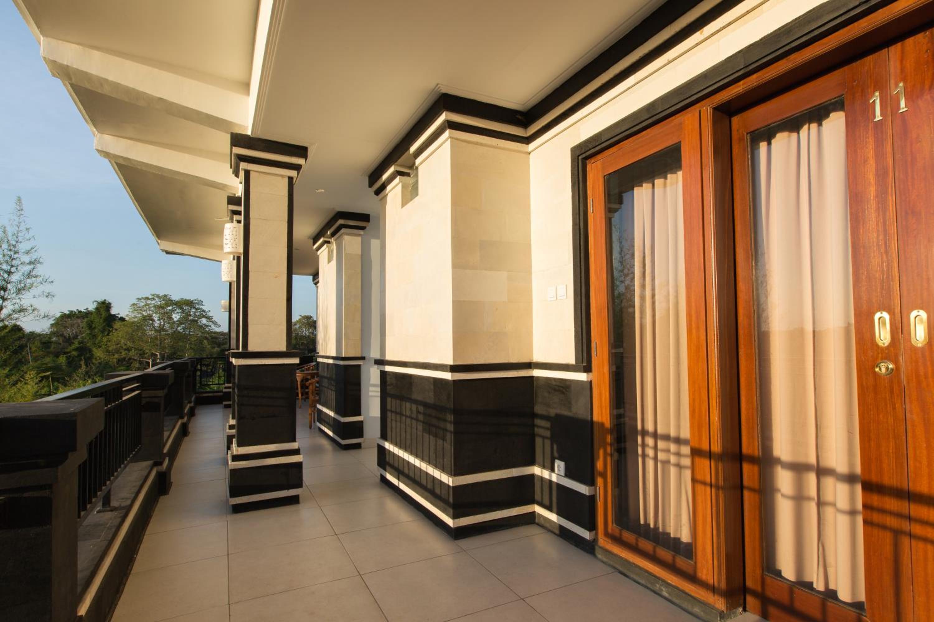 Deluxe Double Room with Balcony - Photo 6