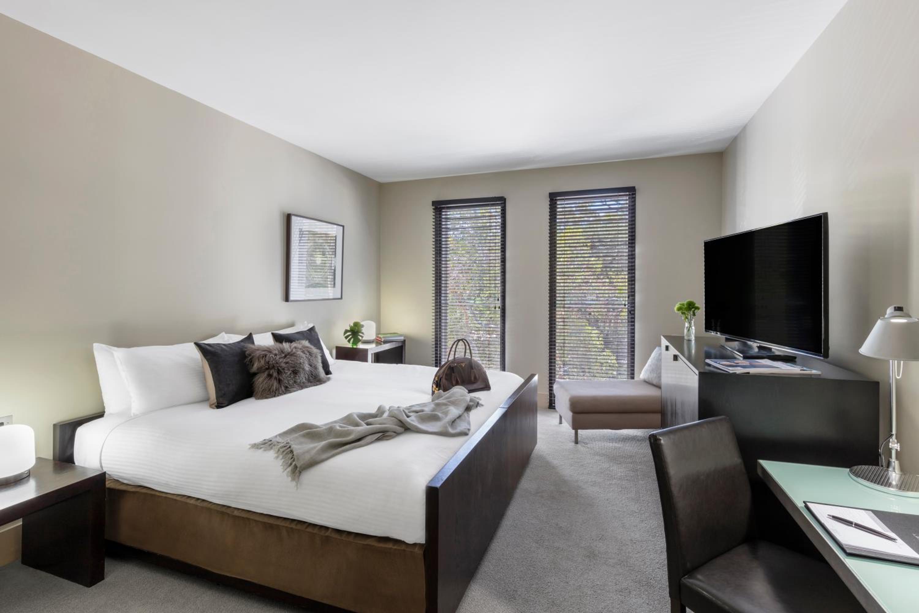 Superior Room - King or Twin Beds - Includes Breakfast, Historic Werribee Mansion Tour and Parking - Photo 4