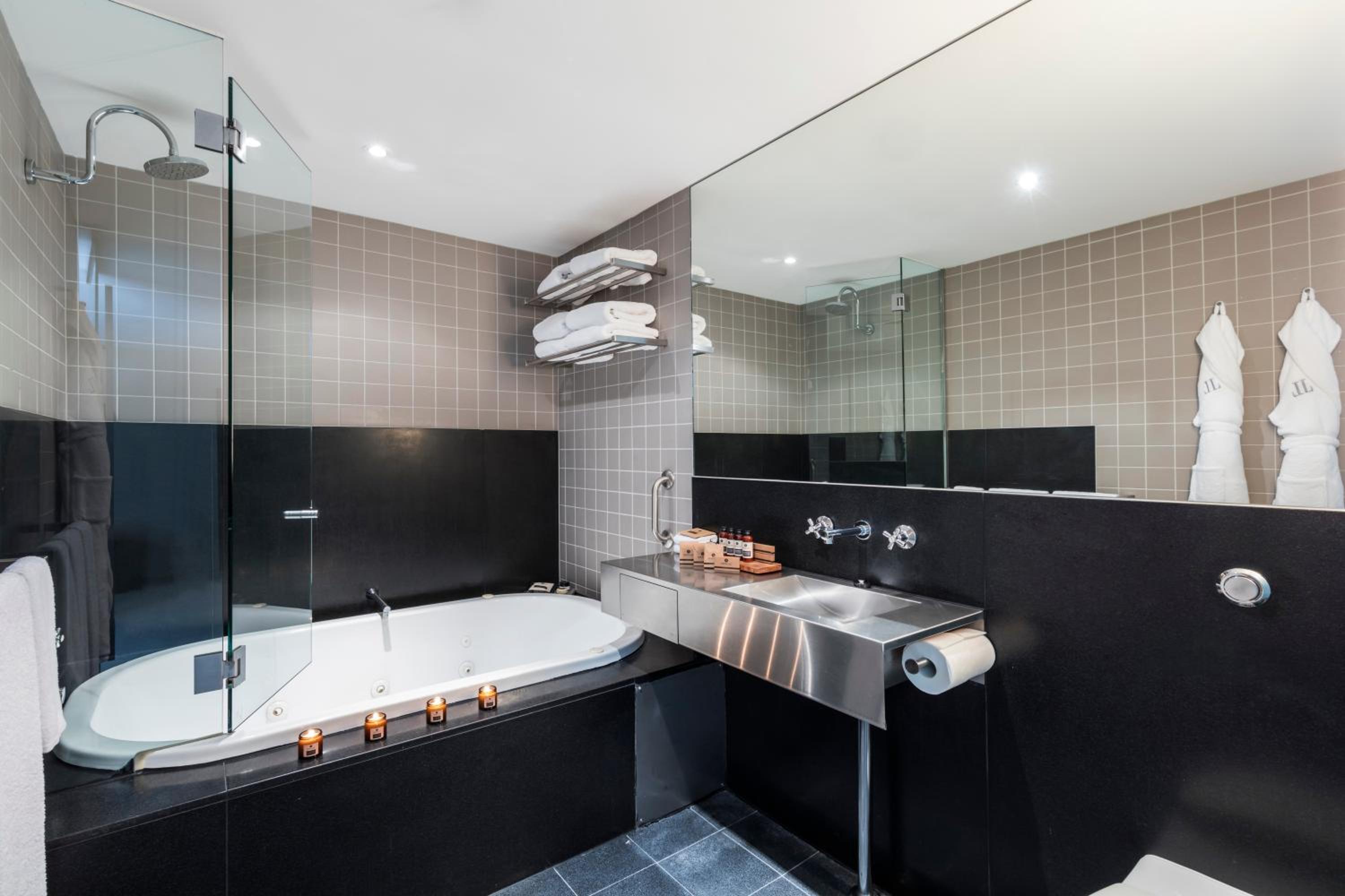 Junior Suite - King Bed - Includes Breakfast, Historic Werribee Mansion Tour and Parking - Photo 2