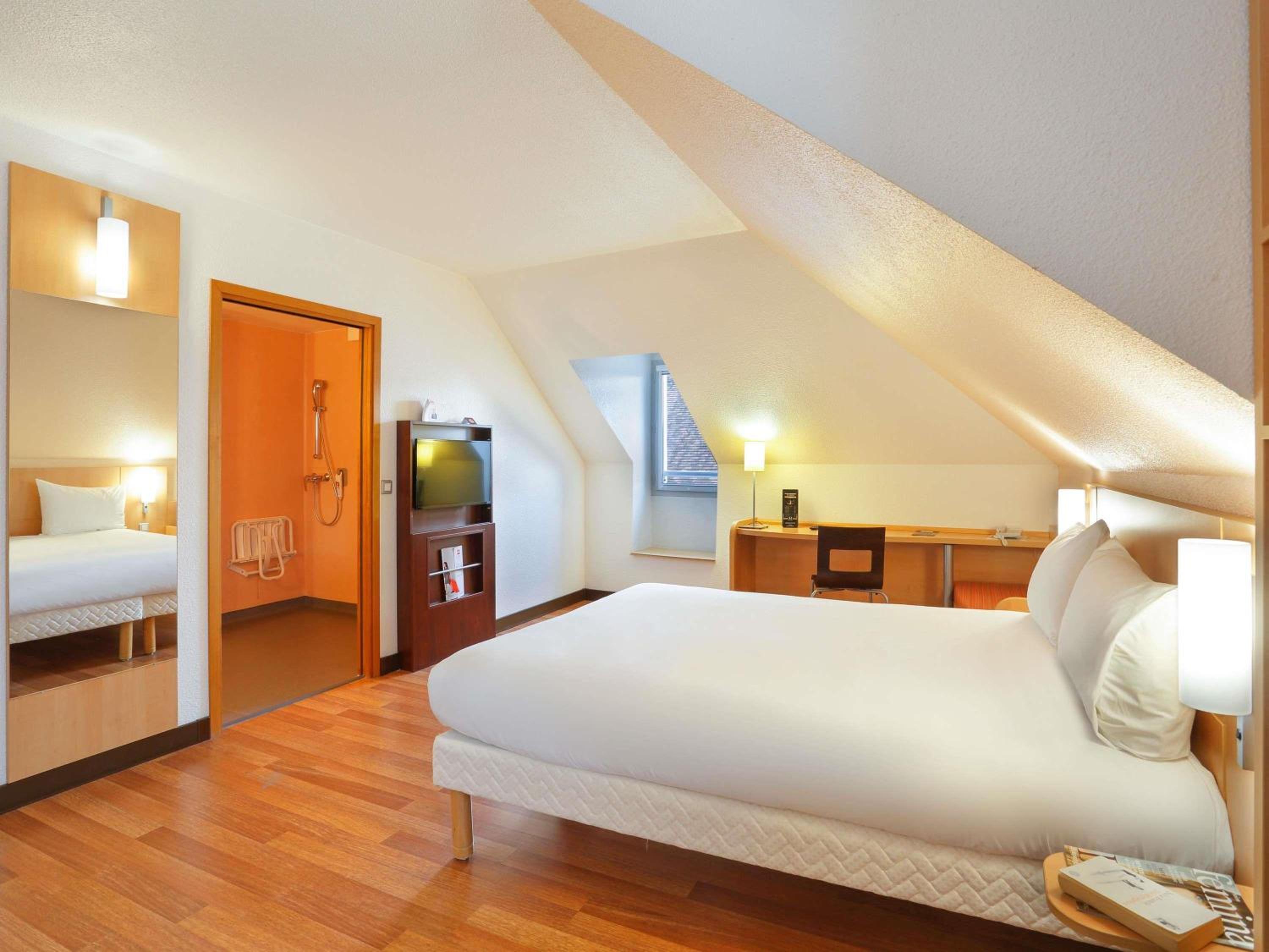 Standard Room with One Double Bed and One Single Bed - Photo 1