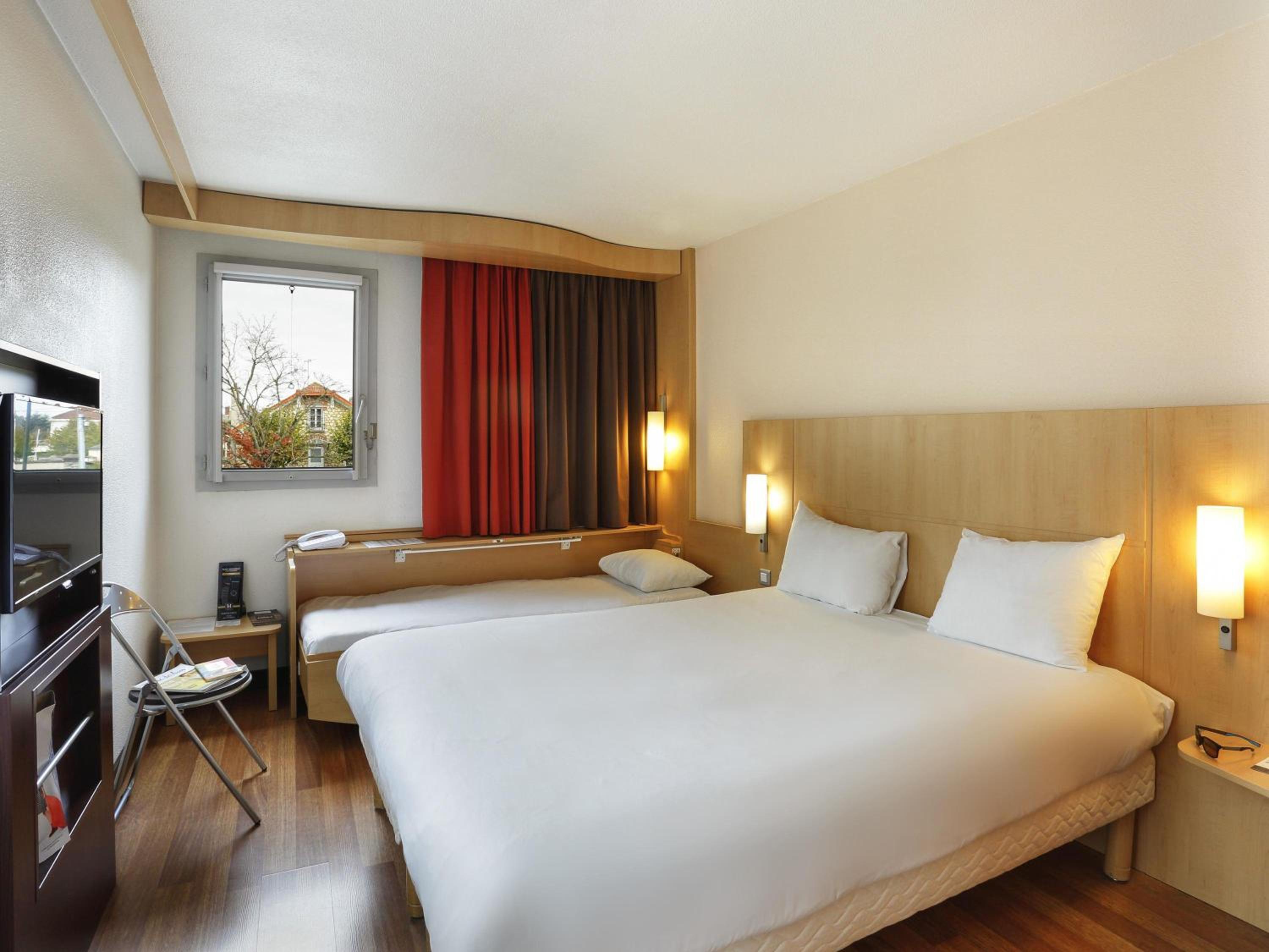 Standard Room with One Double Bed and One Single Bed - Photo 2