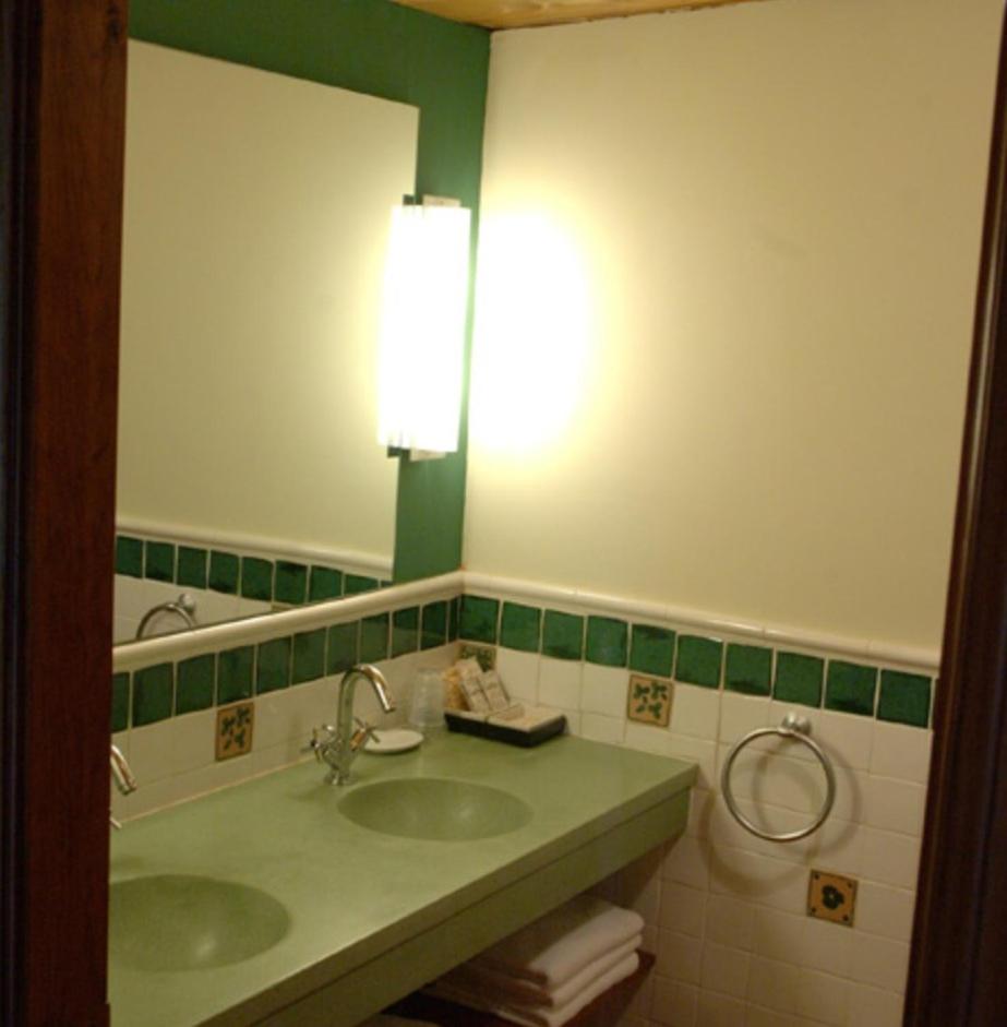 King Suite - Non-Smoking - Photo 2