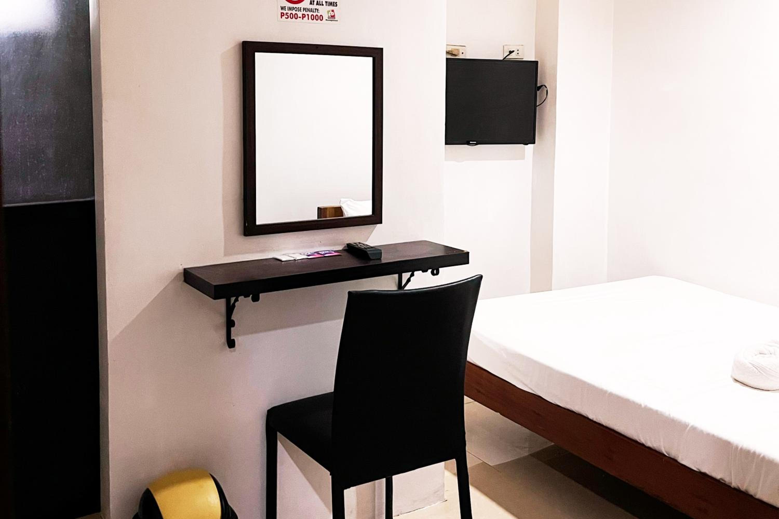 Deluxe Room - Photo 6