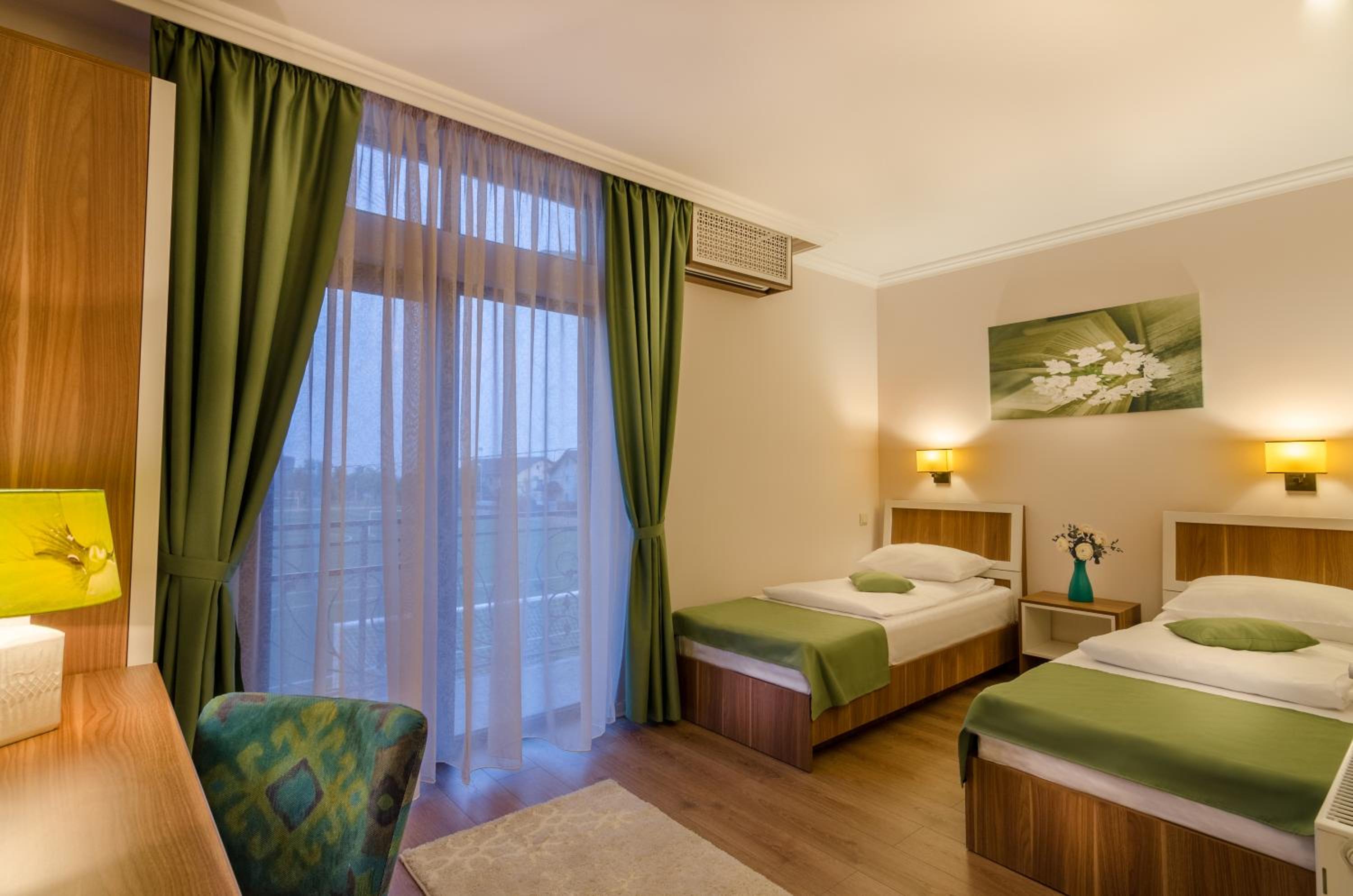 Double or Twin Room with Balcony - Photo 16