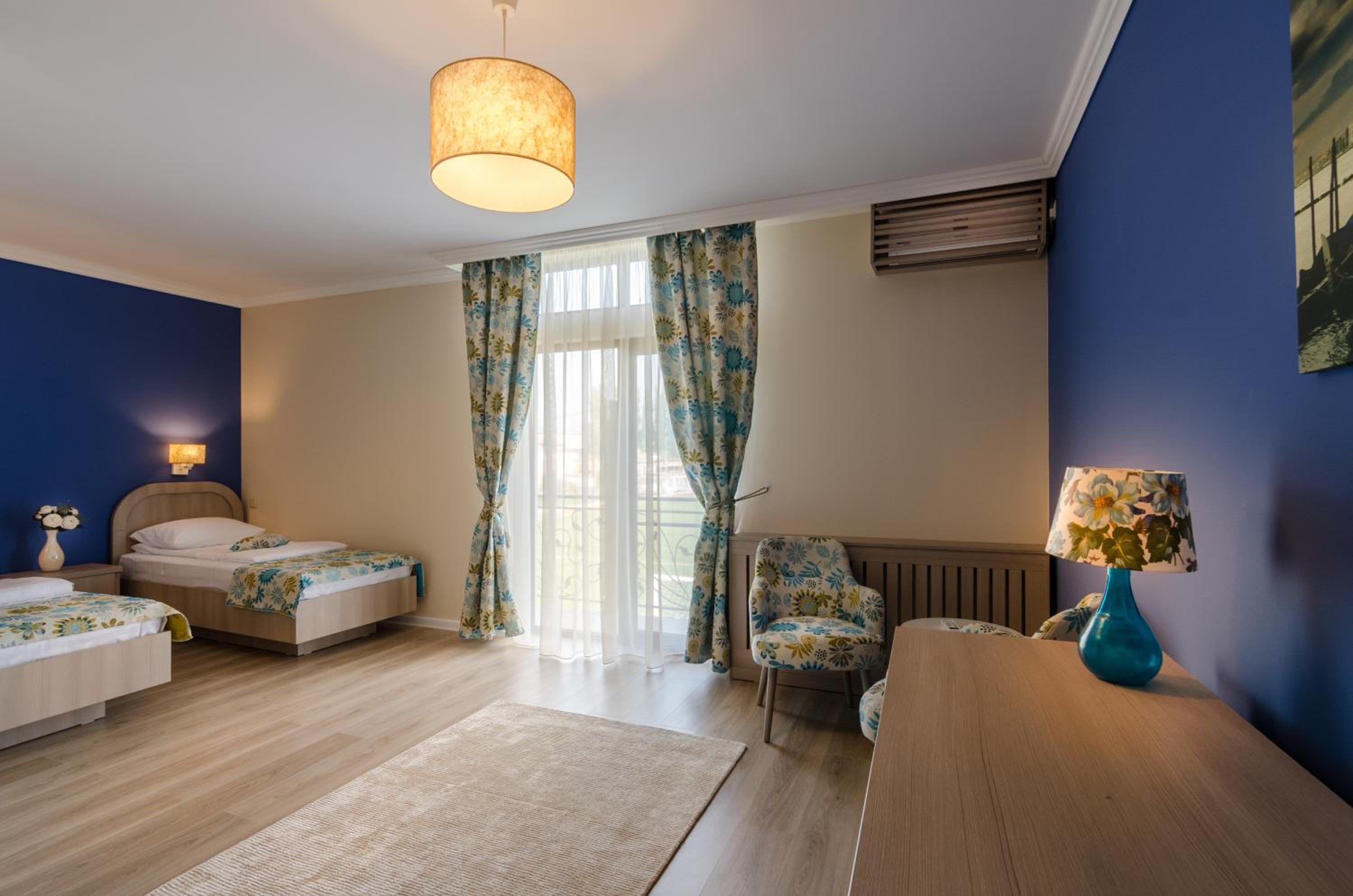 Double or Twin Room with Balcony - Photo 12