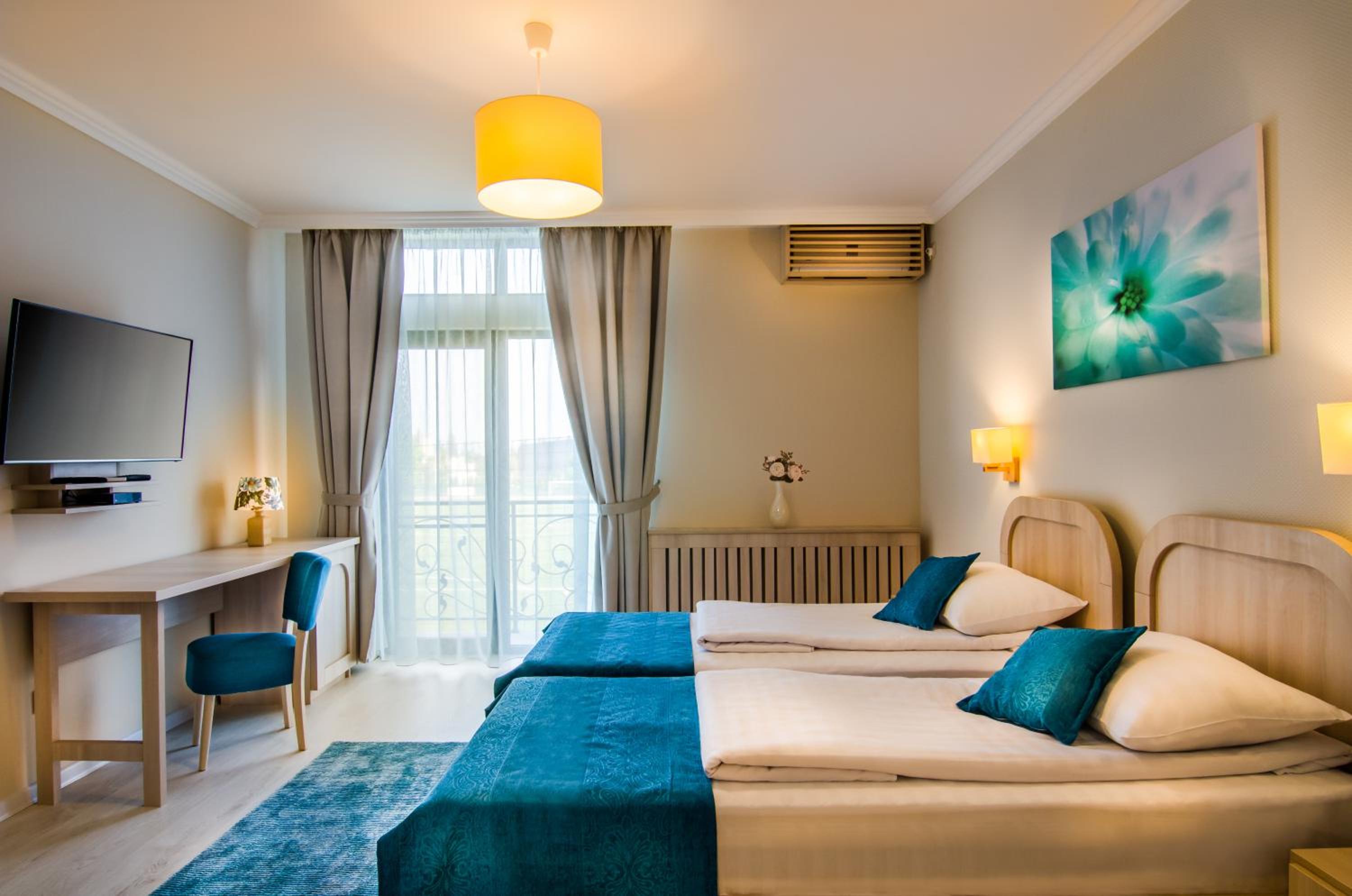 Double or Twin Room with Balcony - Photo 15