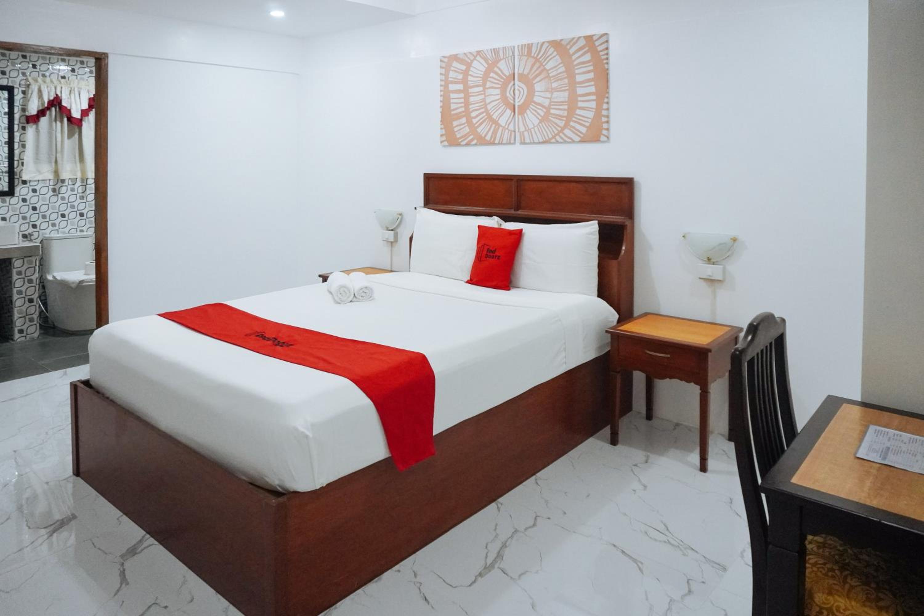 Deluxe Room - Photo 11