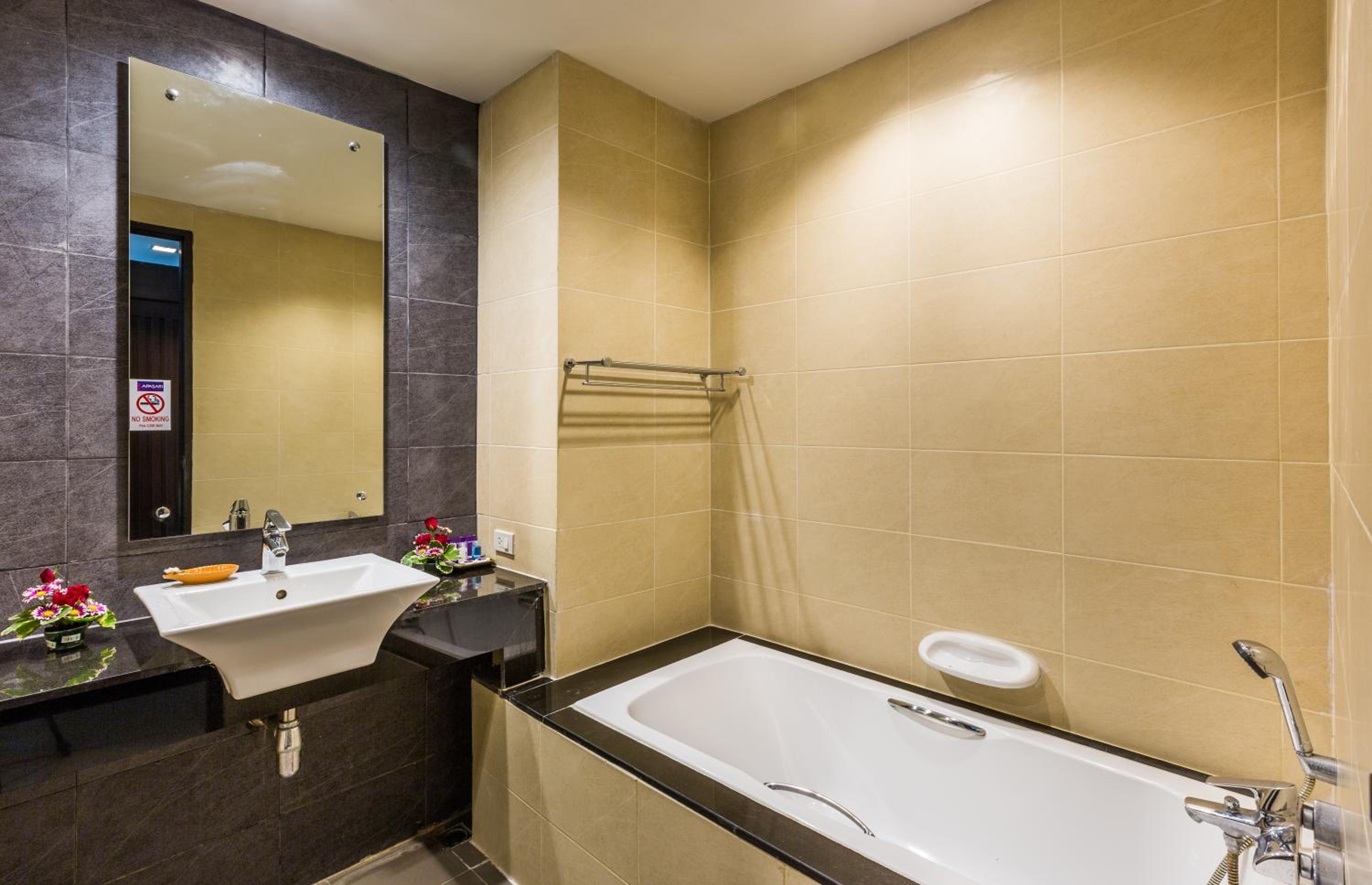 Deluxe Double or Twin Room - Photo 10