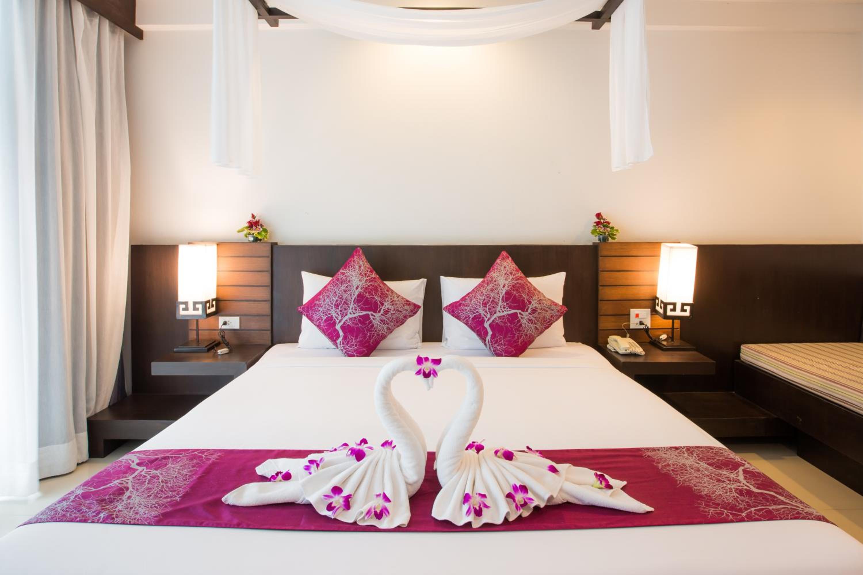 Deluxe Double or Twin Room - Photo 9