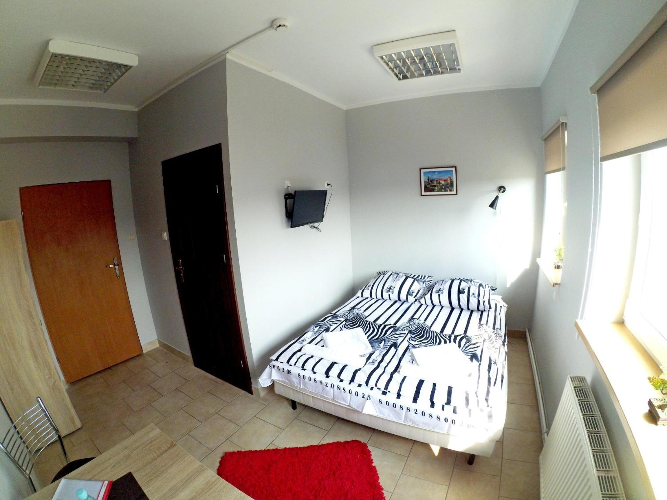 Standard Double or Twin Room - Photo 9