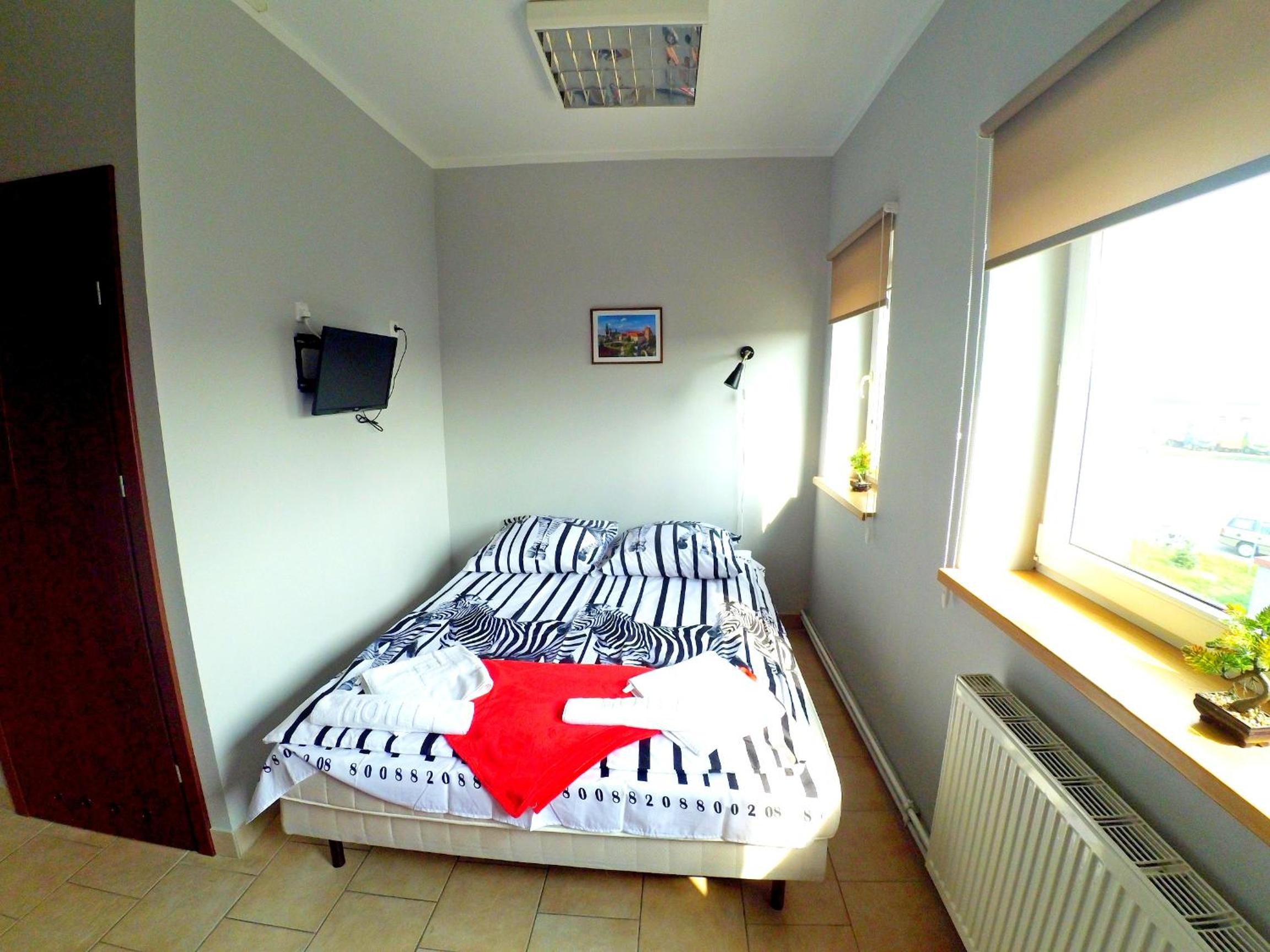 Standard Double or Twin Room - Photo 8