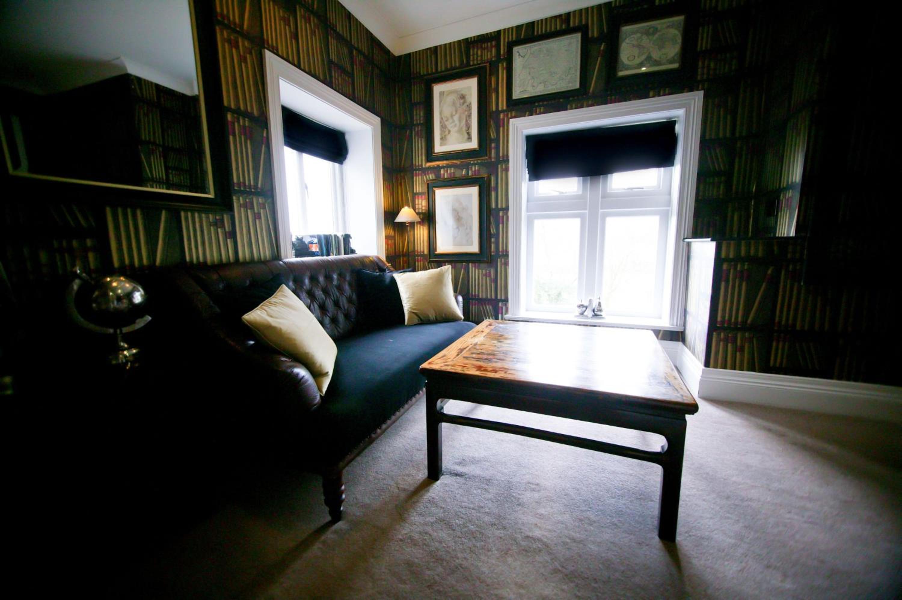 Executive Suite - Photo 3