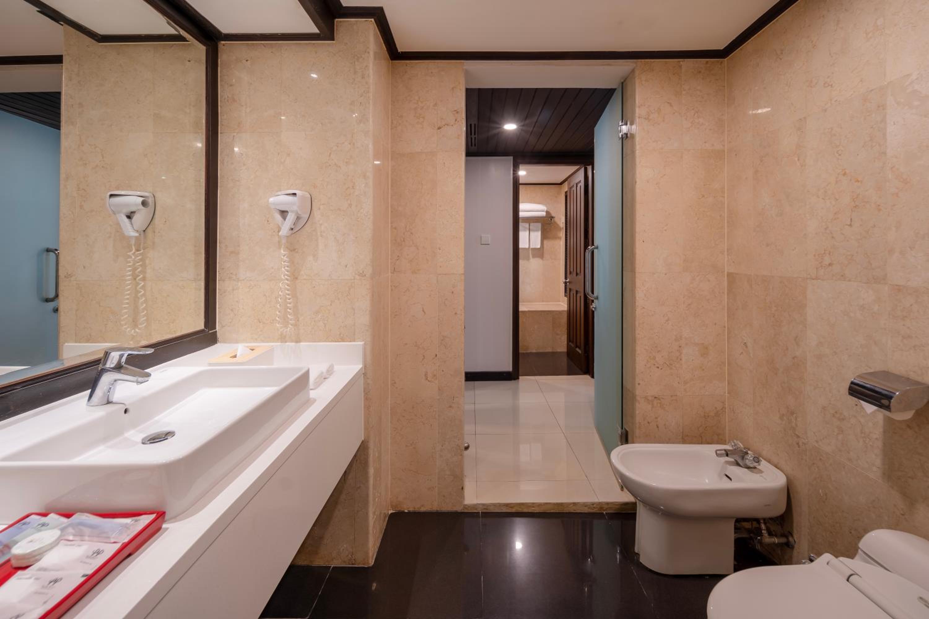 Suite with Pool View