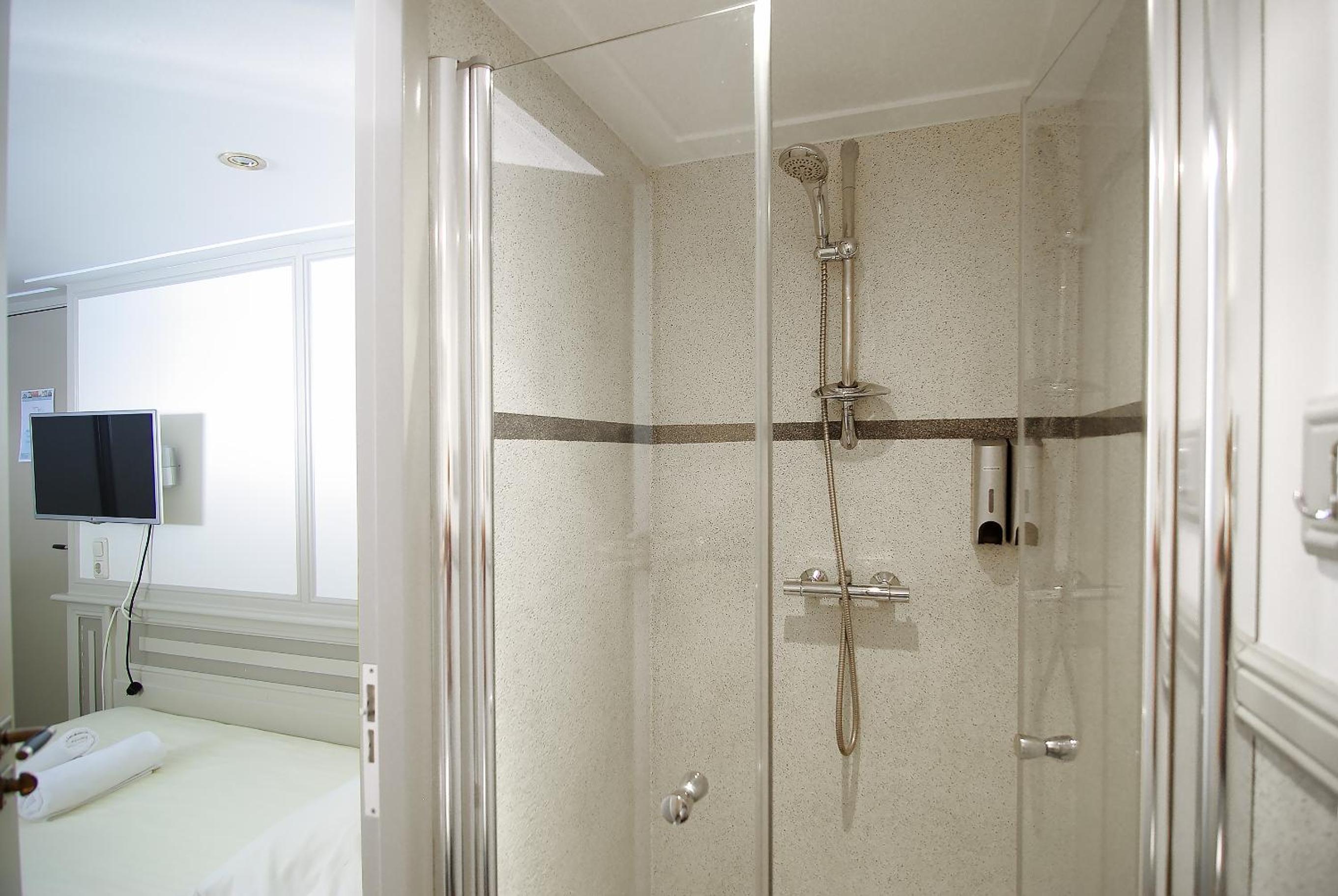 Double Room with Private Bathroom photo 3