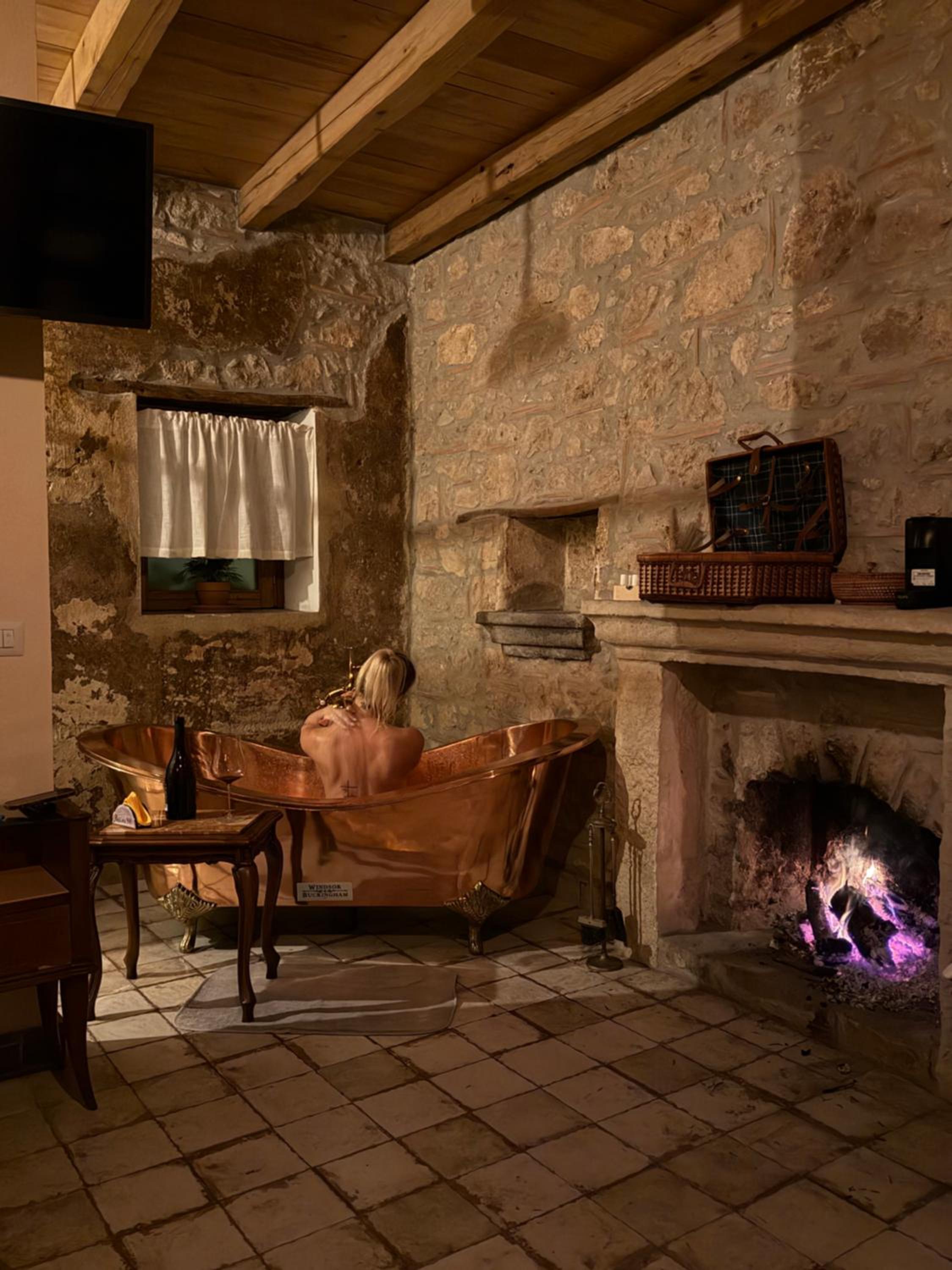 Deluxe Double Room with Bath photo 3