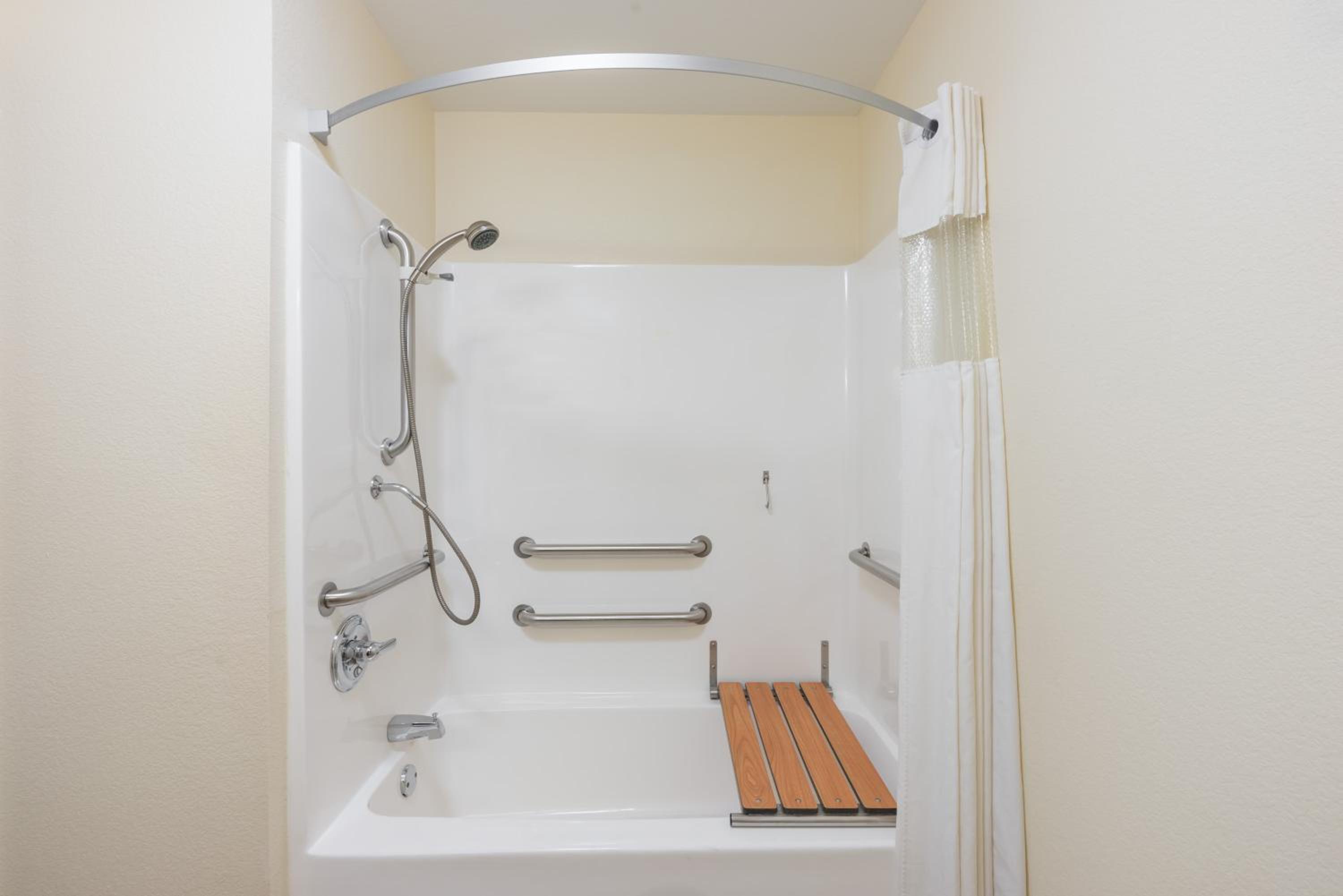 Queen Room with Two Queen Beds and Roll-In Shower - Mobility Accessible/Non-Smoking - Photo 5