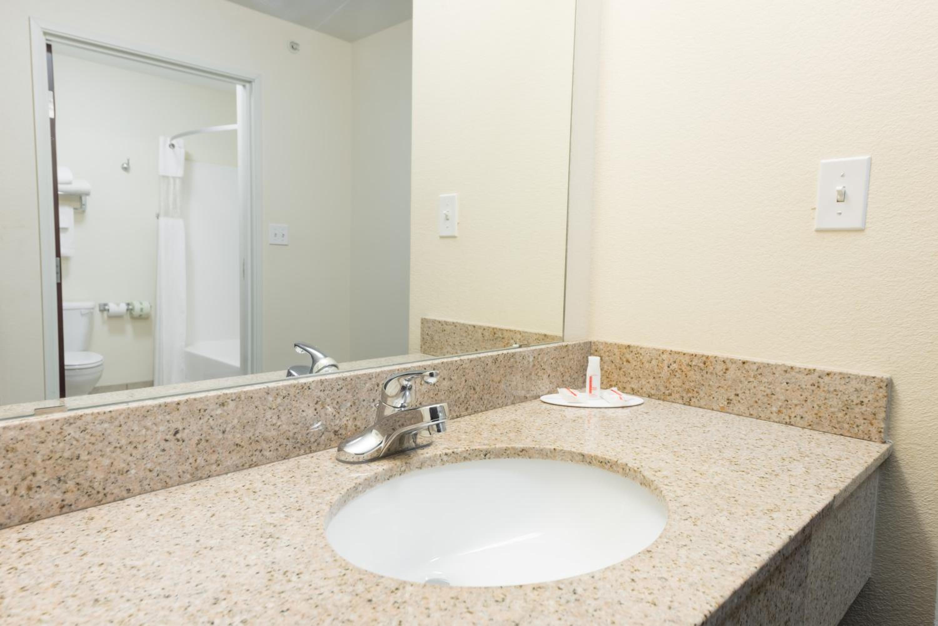 King Room - Non-Smoking - Photo 4