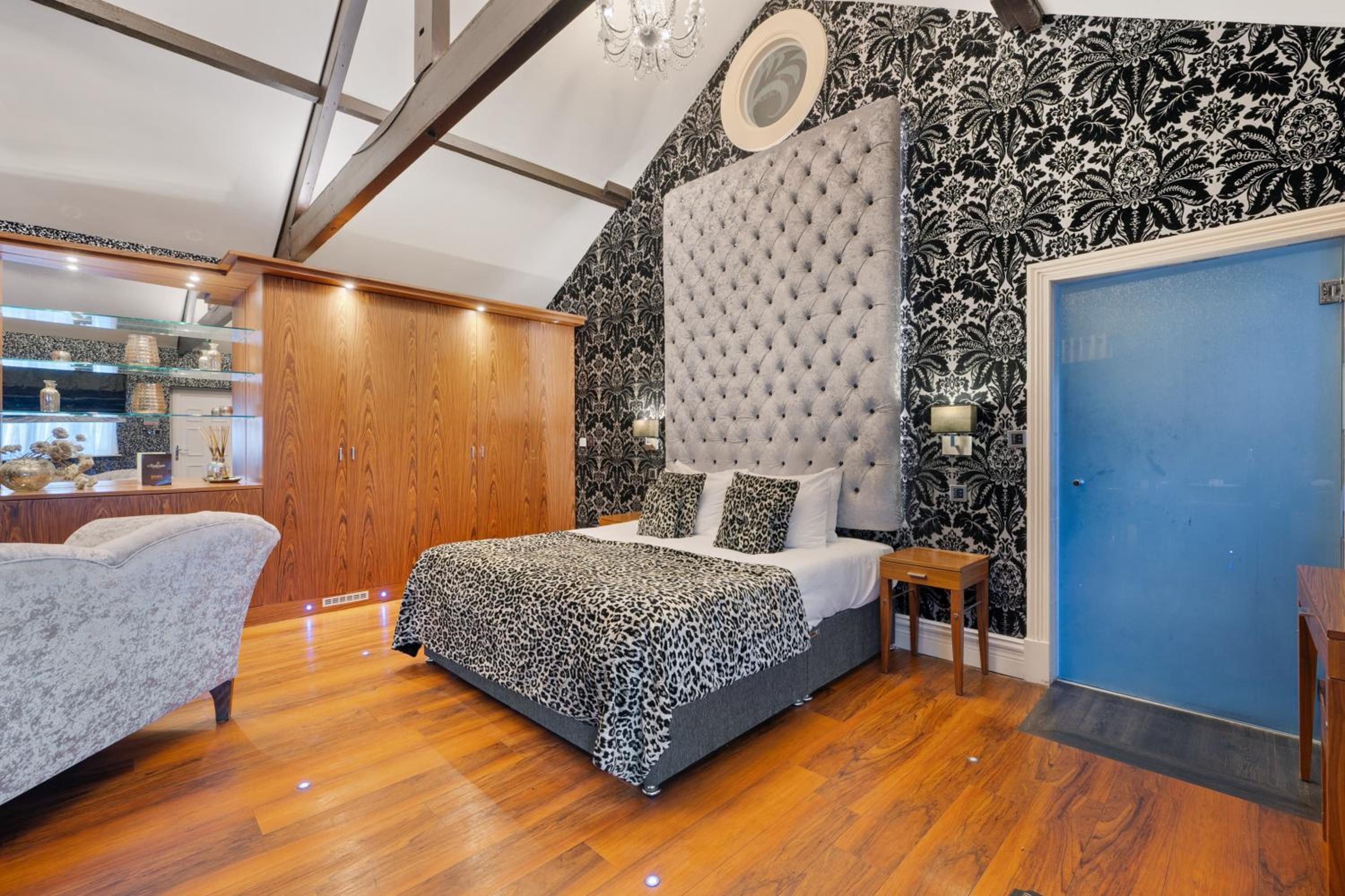Suite with Hot Tub