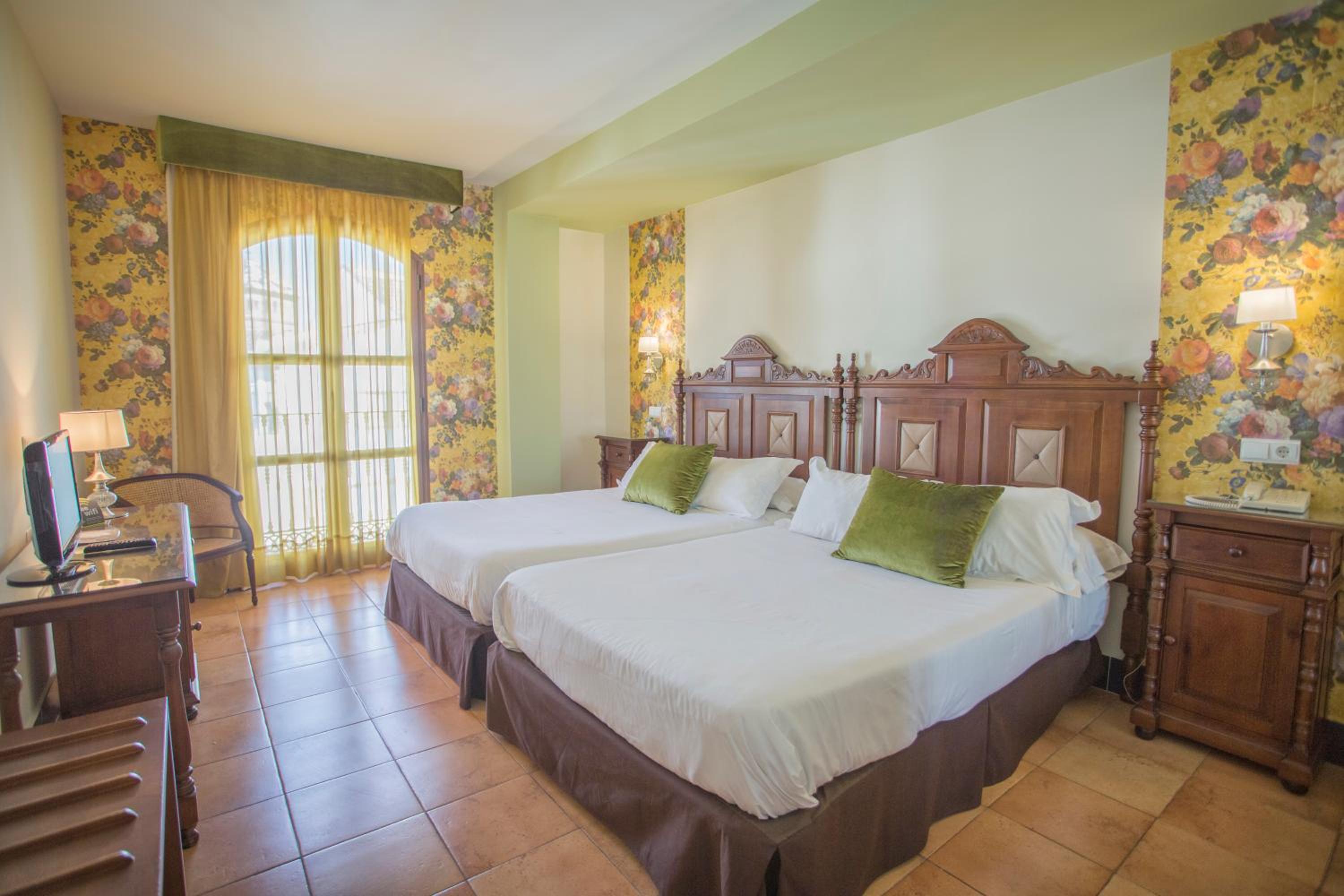 Double Room (2 Adults + 2 Children) - Photo 2