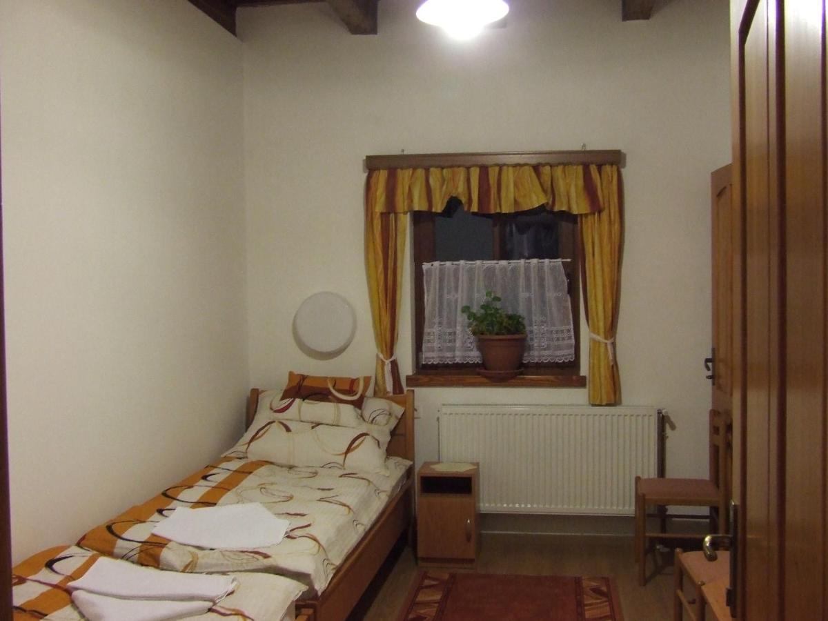 Twin Room with Private Bathroom photo 2