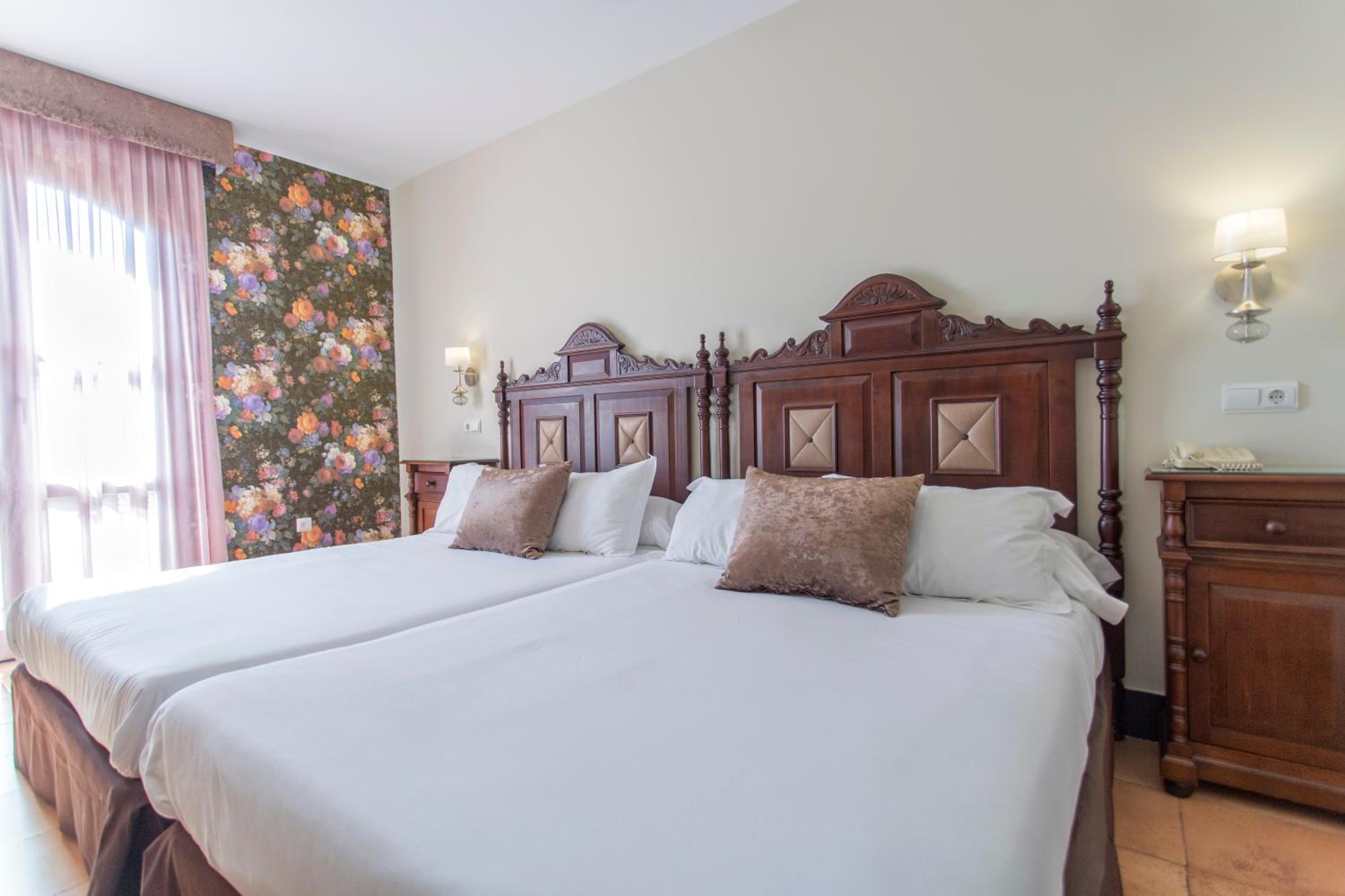 Double Room (2 Adults + 2 Children) - Photo 4