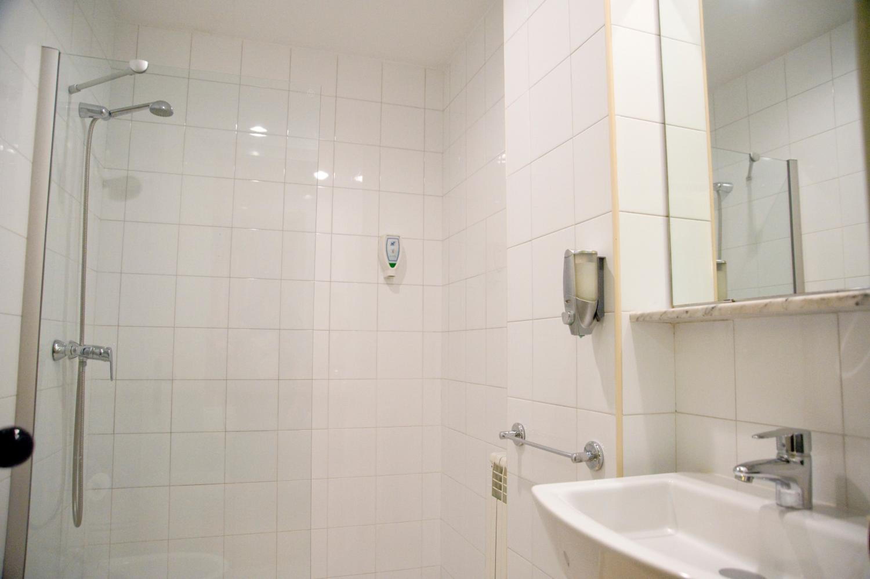 Double or Twin Room - Photo 7