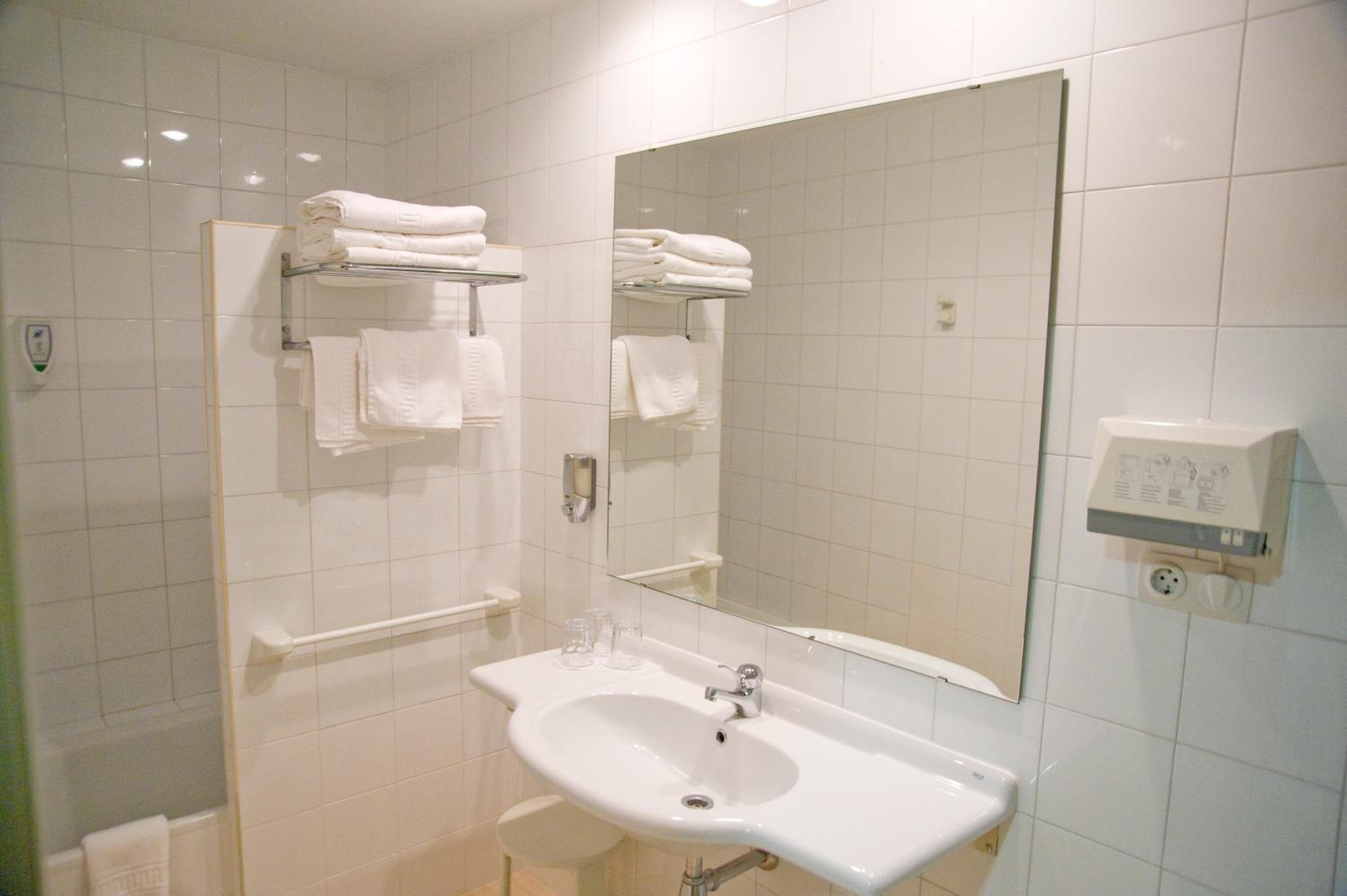 Double or Twin Room - Photo 8
