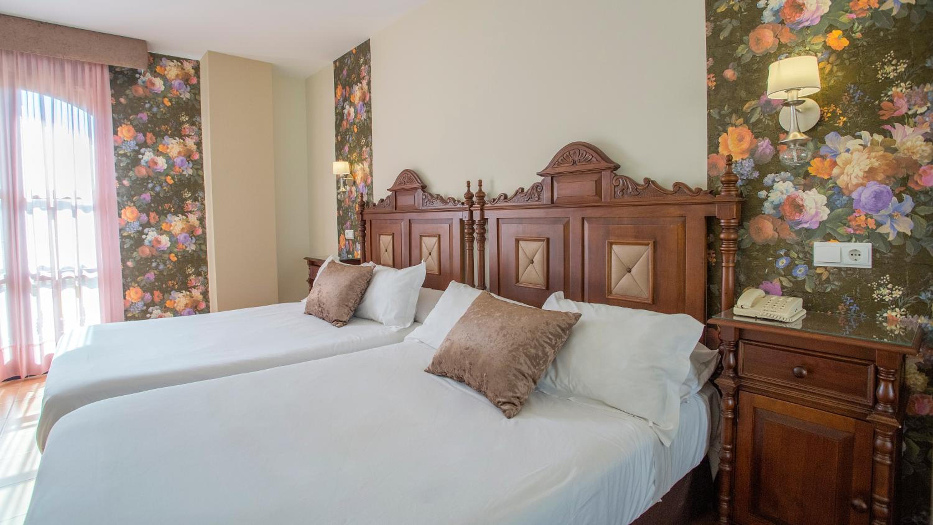 Double Room (2 Adults + 2 Children) - Photo 3