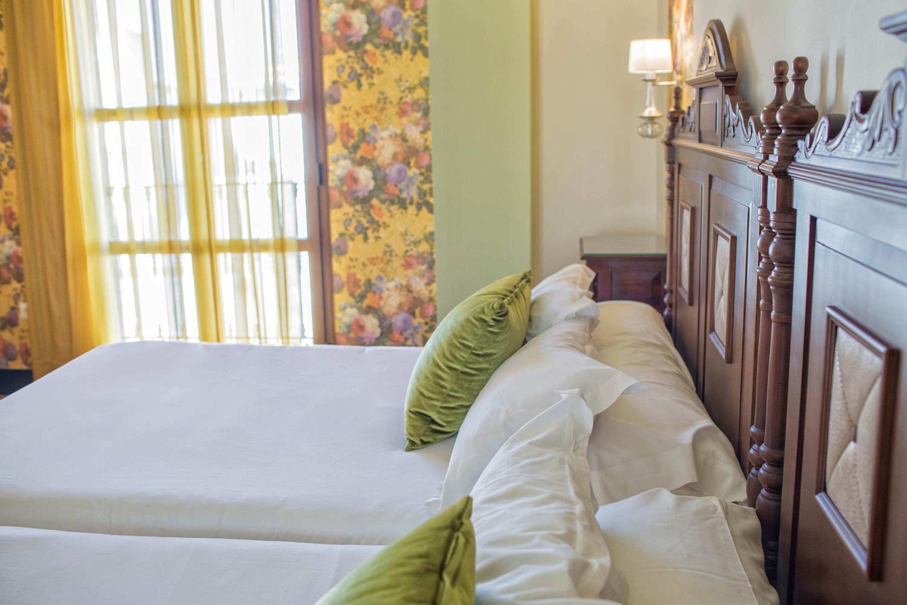 Double Room (2 Adults + 2 Children) - Photo 1