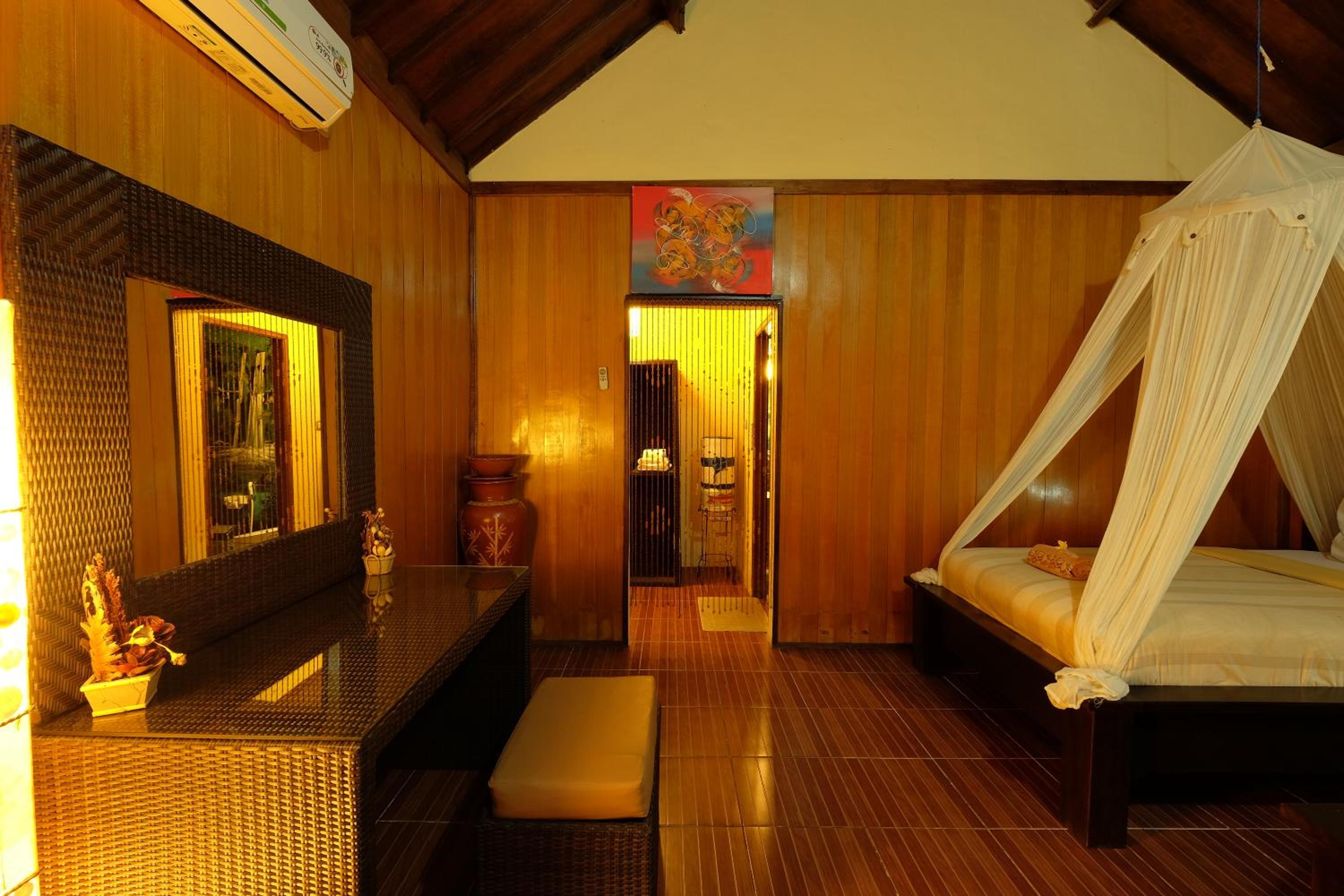 Double Room with Pool View - Photo 3